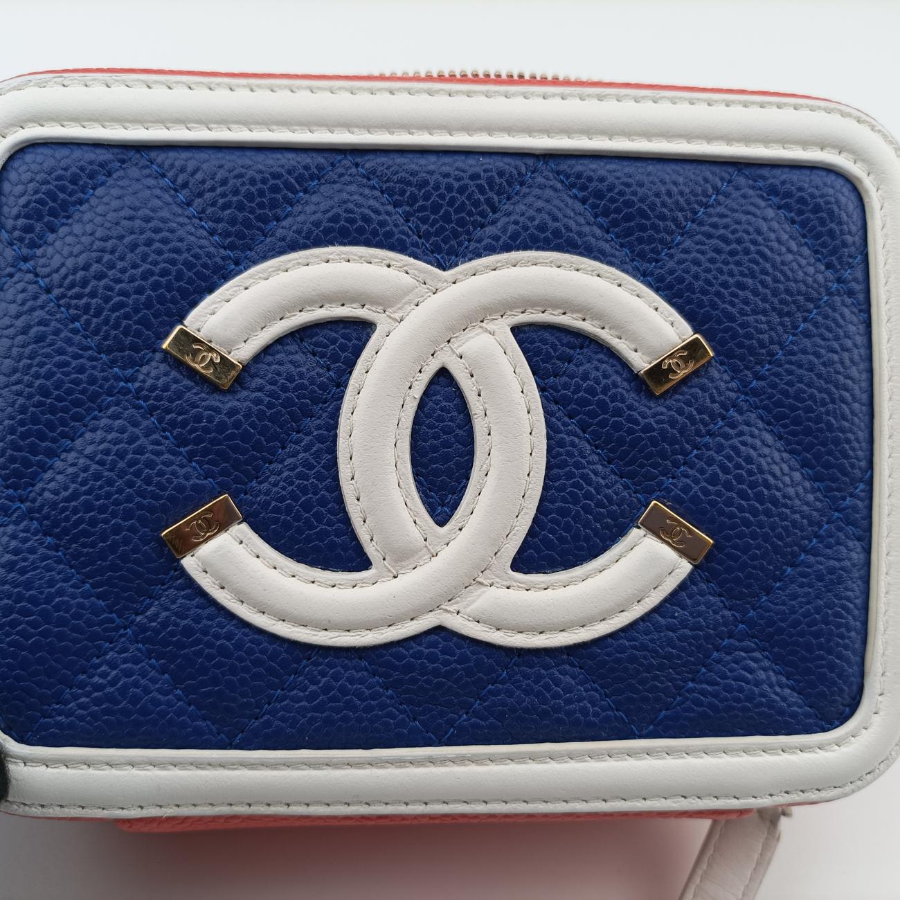 Pre-owned Chanel Filigree Vanity Case Blue x White x Red Caviar Skin A84452 shoulderbag | stylenewstar