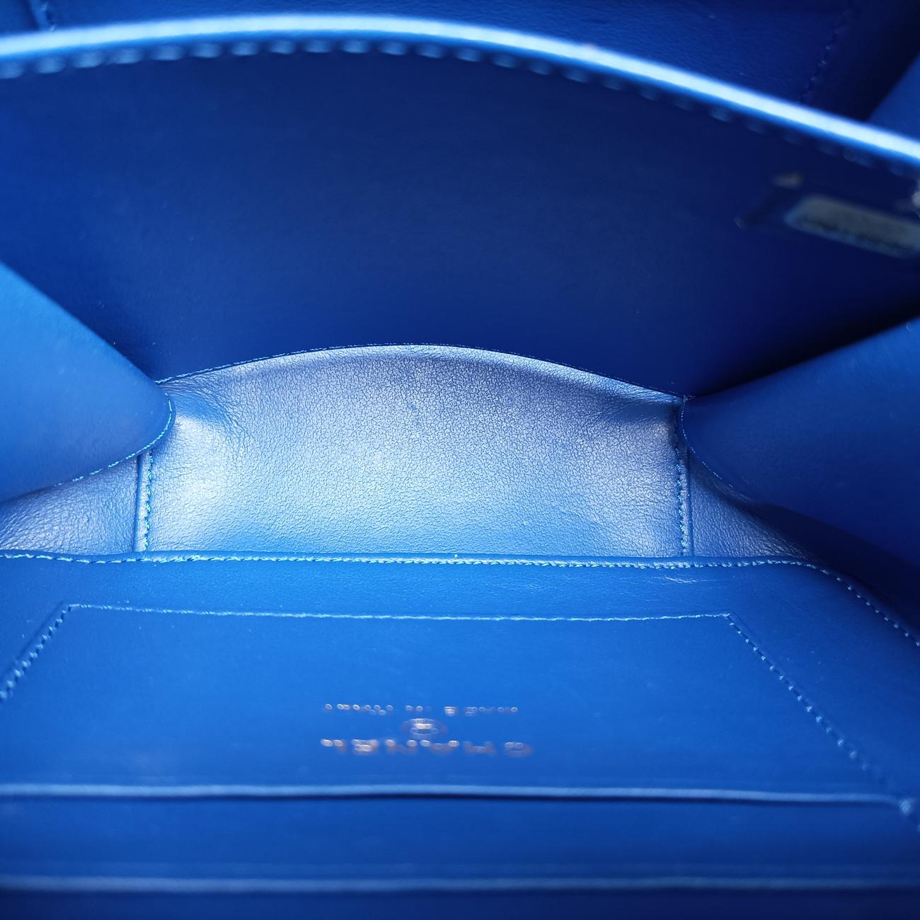 Pre-owned Chanel Filigree Vanity Case Blue x White x Red Caviar Skin A84452 shoulderbag | stylenewstar