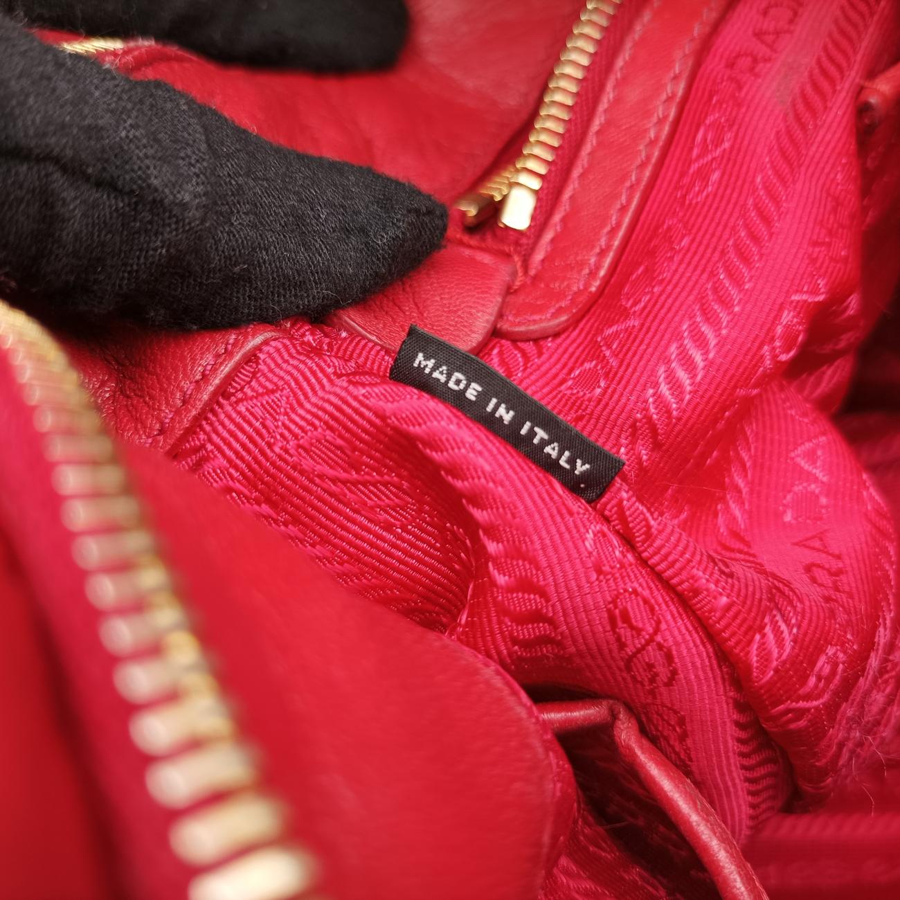 Pre-owned Prada Nappa Gaufre Red Nappa Leather  shoulderbag | stylenewstar