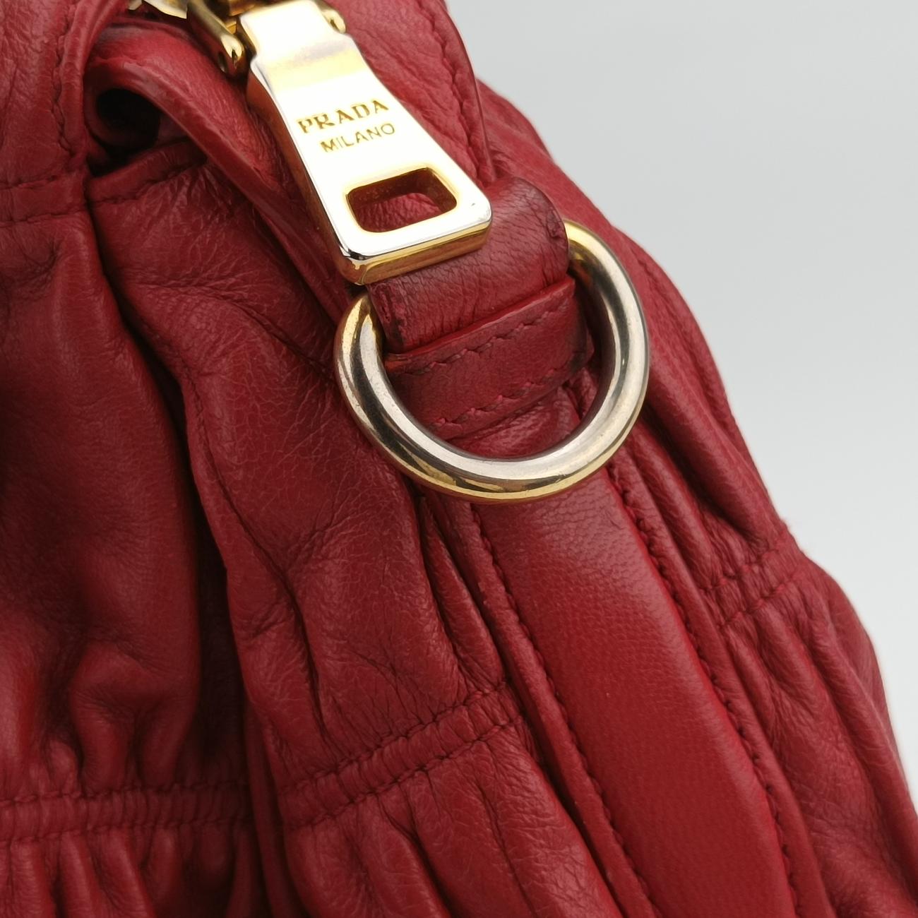 Pre-owned Prada Nappa Gaufre Red Nappa Leather  shoulderbag | stylenewstar