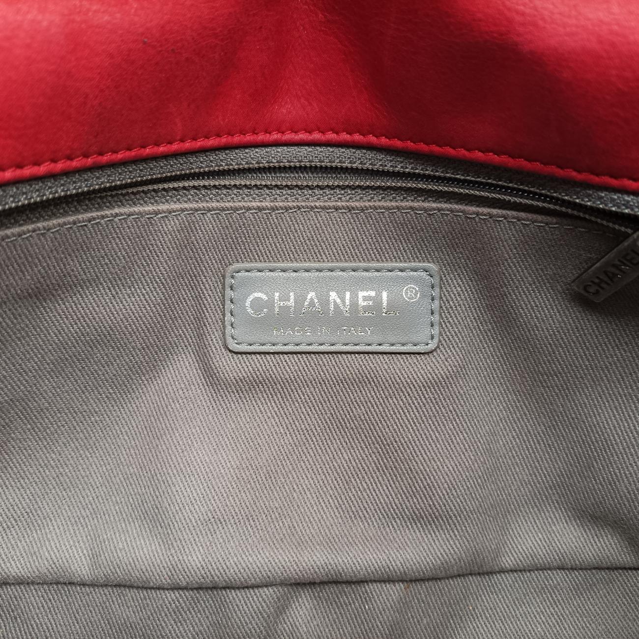 Pre-owned Chanel Matelasse Red Iridescent Calfskin A67732 shoulderbag | stylenewstar