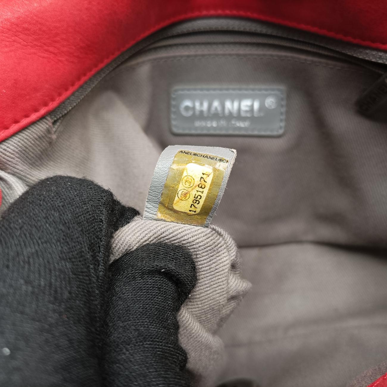 Pre-owned Chanel Matelasse Red Iridescent Calfskin A67732 shoulderbag | stylenewstar