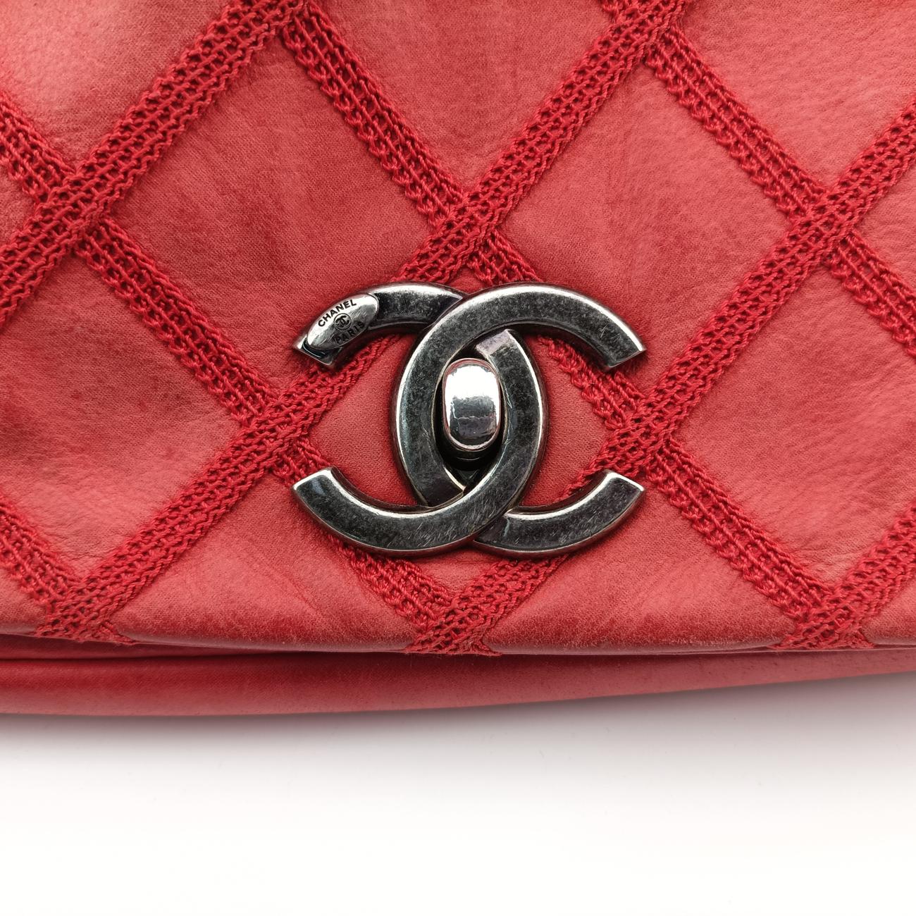 Pre-owned Chanel Matelasse Red Iridescent Calfskin A67732 shoulderbag | stylenewstar