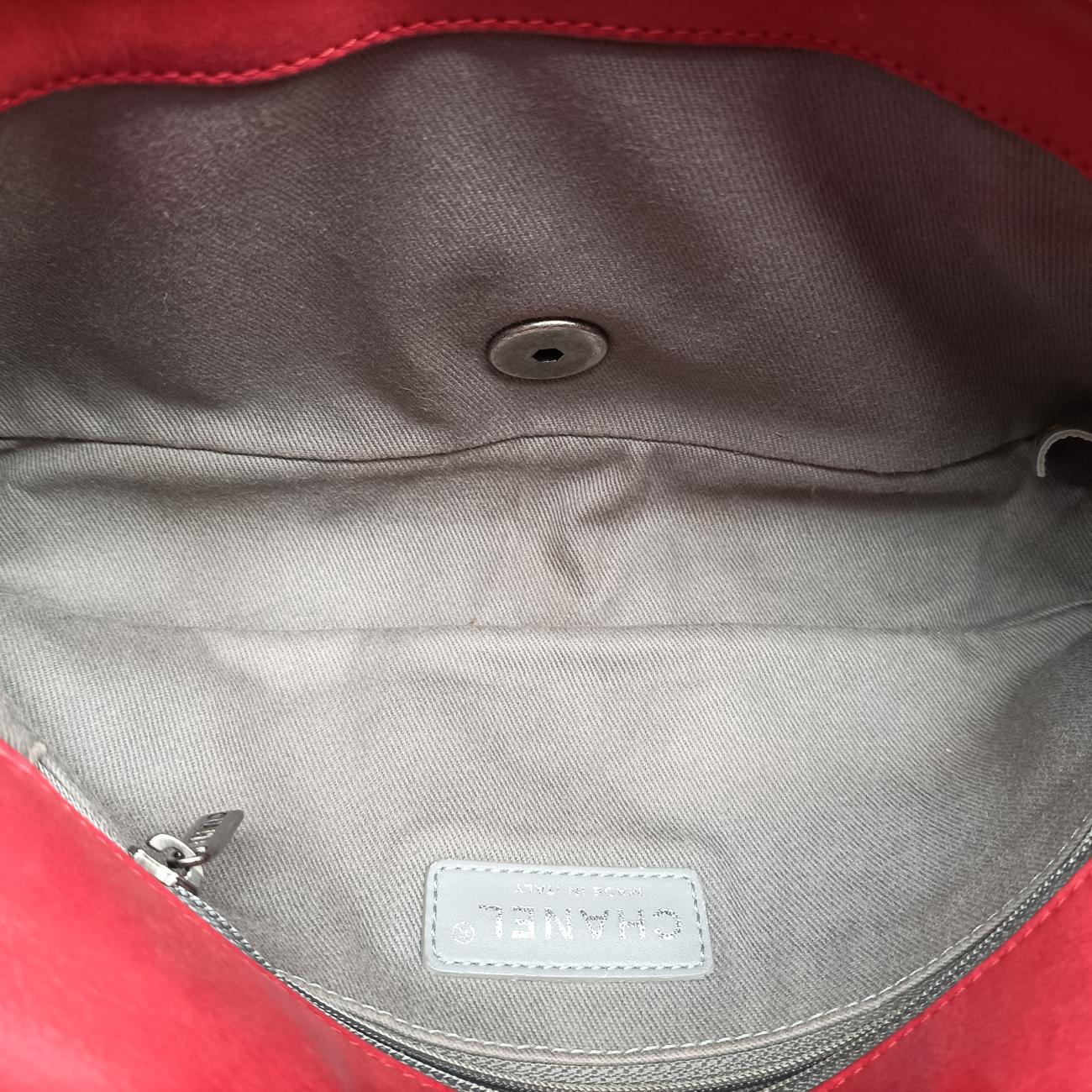 Pre-owned Chanel Matelasse Red Iridescent Calfskin A67732 shoulderbag | stylenewstar