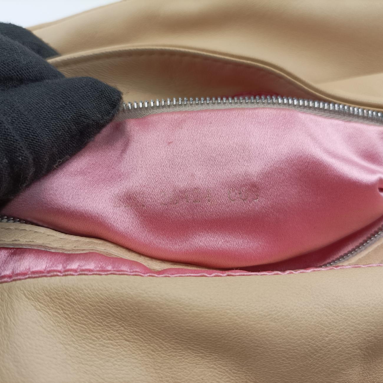 Pre-owned Fendi Baguette Beige Leather 26424 shoulderbag | stylenewstar