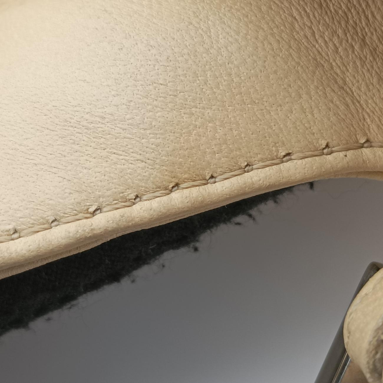 Pre-owned Fendi Baguette Beige Leather 26424 shoulderbag | stylenewstar