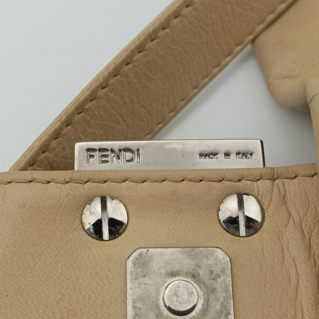 Pre-owned Fendi Baguette Beige Leather 26424 shoulderbag | stylenewstar