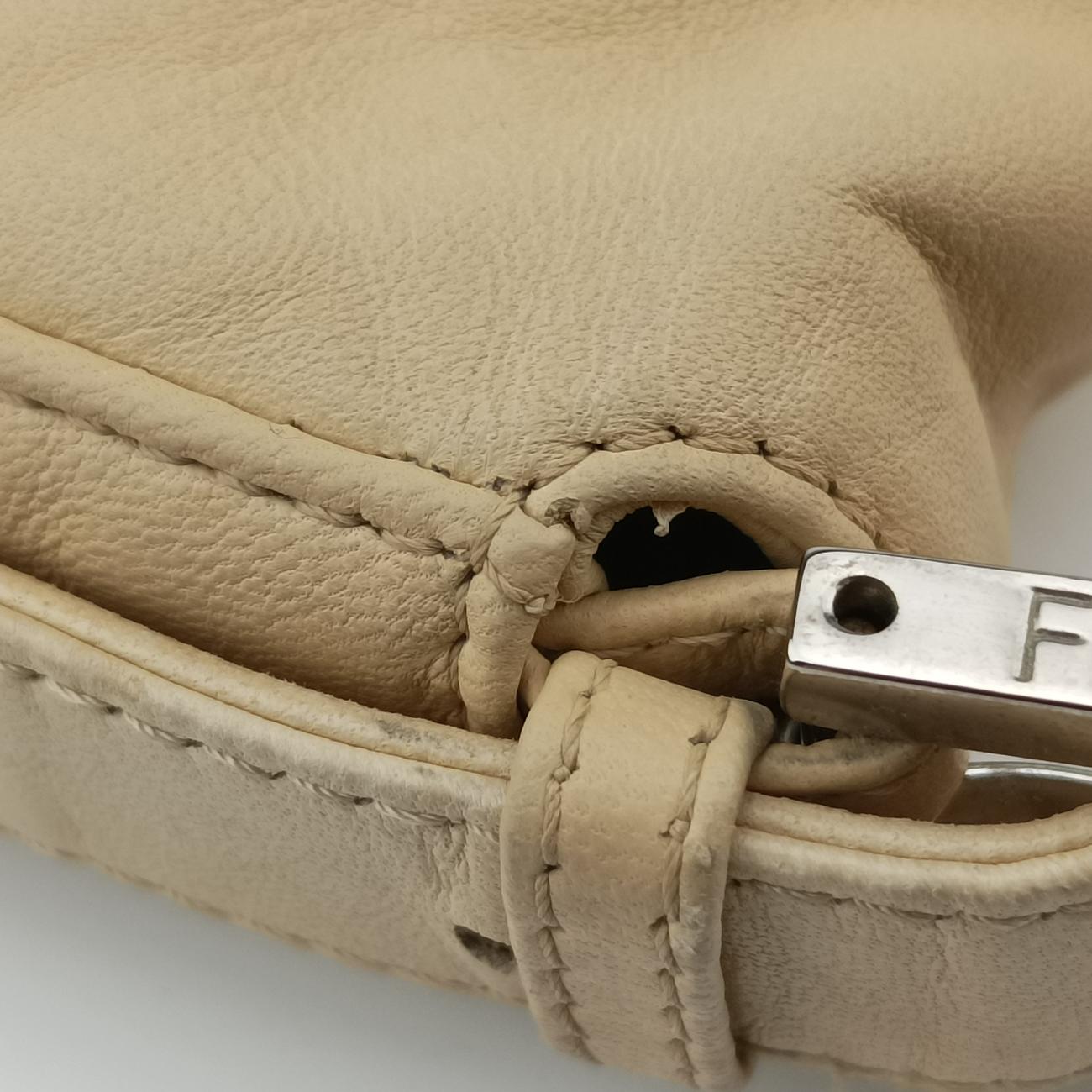 Pre-owned Fendi Baguette Beige Leather 26424 shoulderbag | stylenewstar