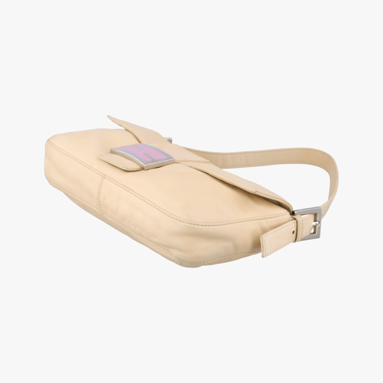 Pre-owned Fendi Baguette Beige Leather 26424 shoulderbag | stylenewstar