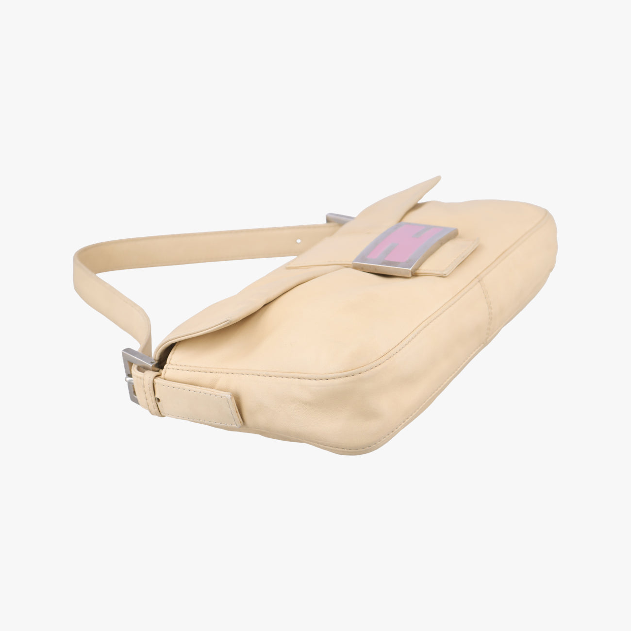 Pre-owned Fendi Baguette Beige Leather 26424 shoulderbag | stylenewstar