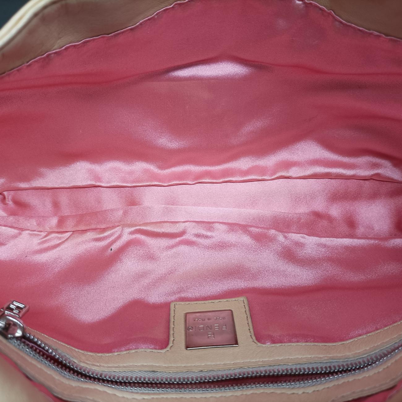 Pre-owned Fendi Baguette Beige Leather 26424 shoulderbag | stylenewstar