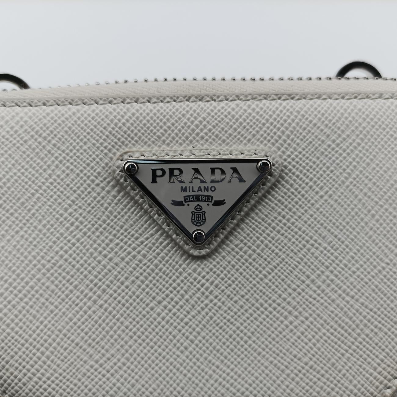 Pre-owned Prada Triangle Logo Plate White SAFFIANO Leather 1NR015 shoulderbag | stylenewstar
