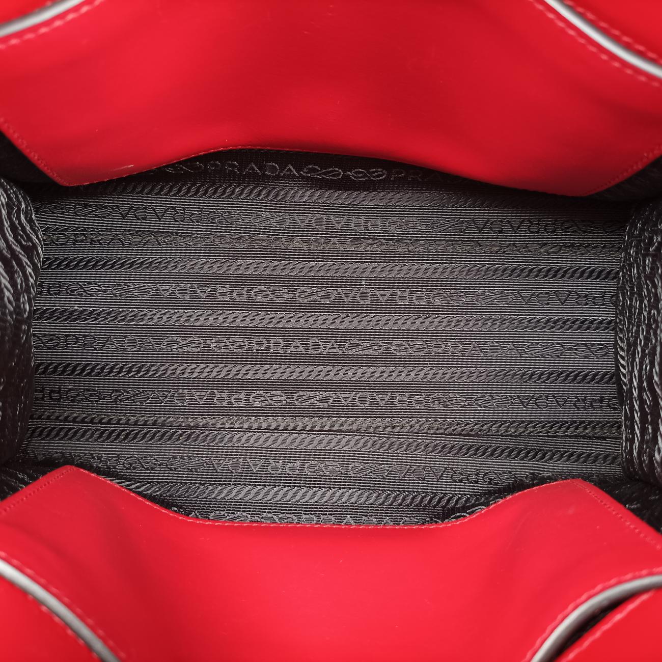 Pre-owned Prada Triangle Logo Red SAFFIANO Leather  shoulderbag | stylenewstar