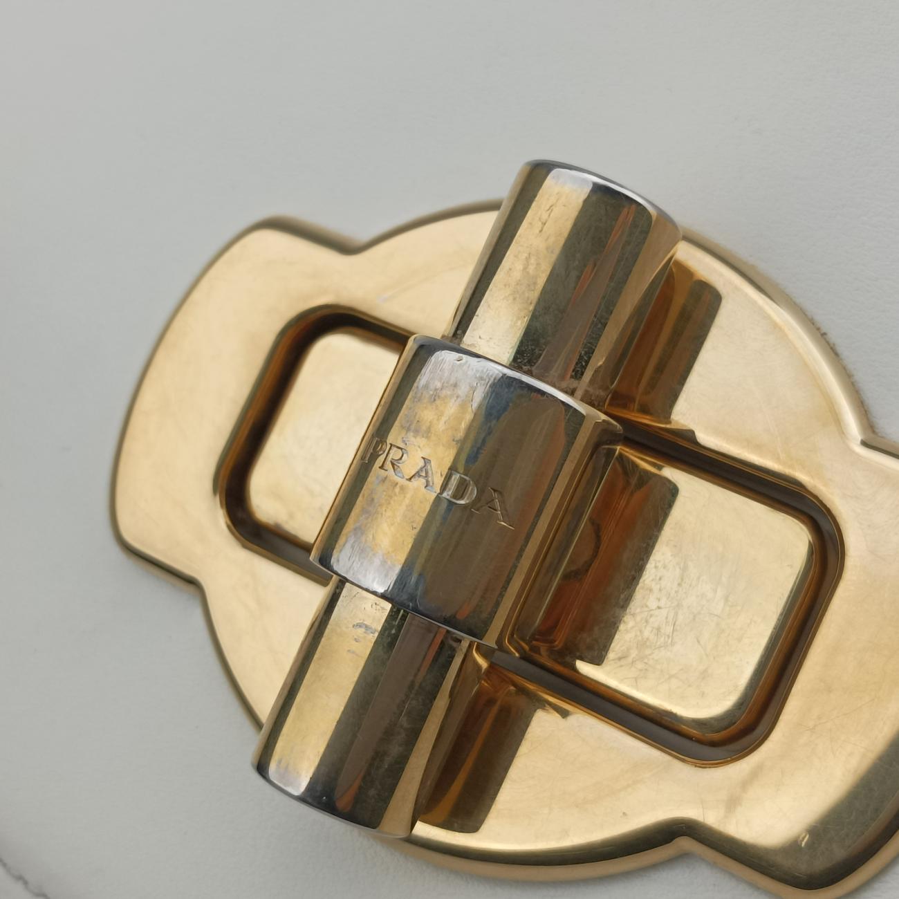 Secondhand Prada Pioneer White Leather 1BD239 shoulderbag | stylenewstar