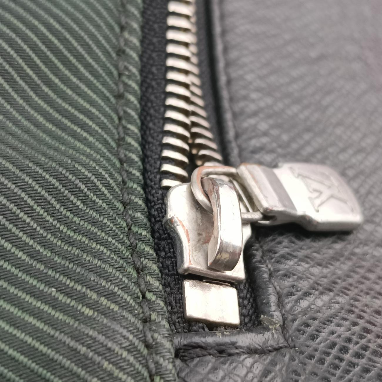 Pre-owned Louis Vuitton Viktor Ardoise Taiga M30142 shoulderbag | stylenewstar