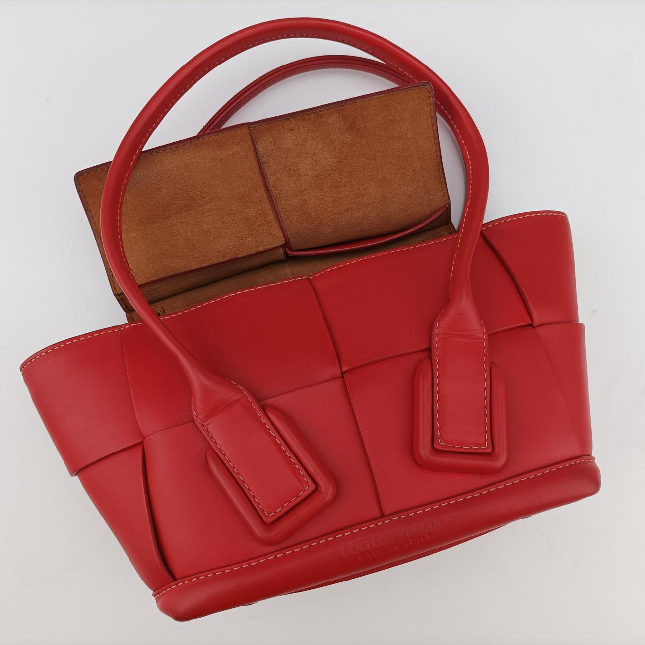 Secondhand Bottega Veneta The Arco Red Leather  shoulderbag | stylenewstar