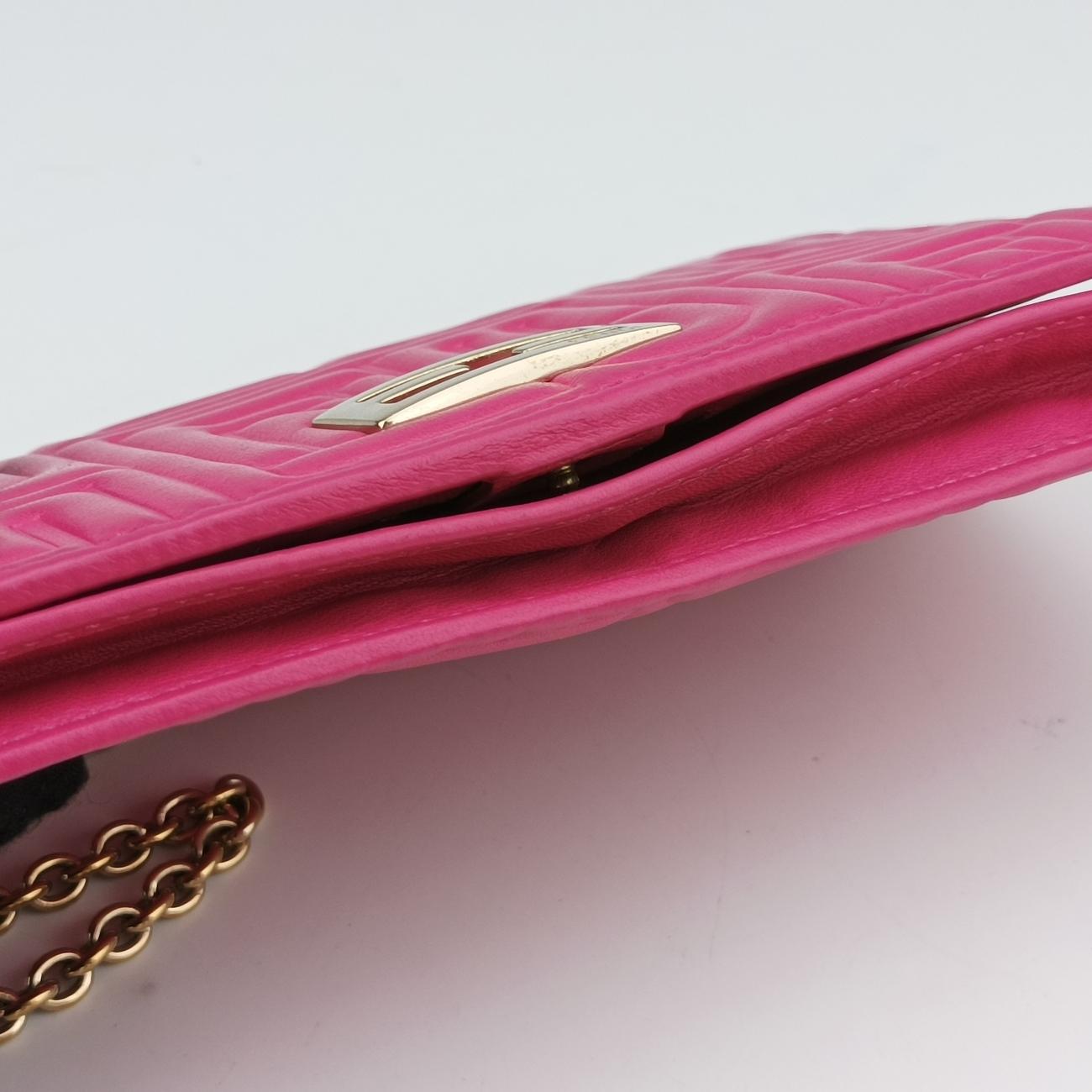 Pre-owned Fendi Embossed Logo Pink Leather 8M0219 shoulderbag | stylenewstar