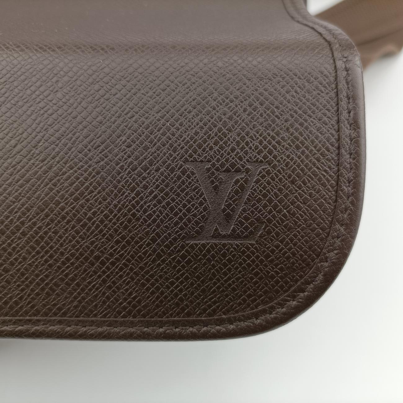 Pre-owned Louis Vuitton ANDREI Grizzly Taiga M32488 shoulderbag | stylenewstar