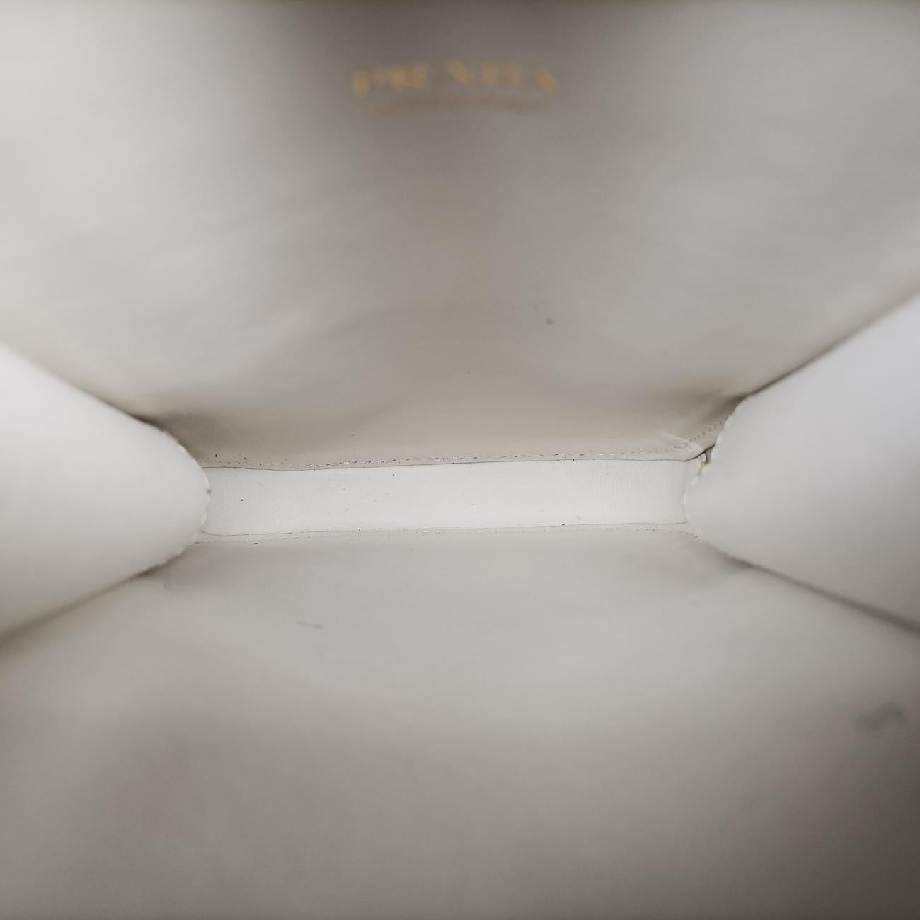 Pre-owned Prada Triangle logo White Saffiano Leather 1DH030 shoulderbag | stylenewstar