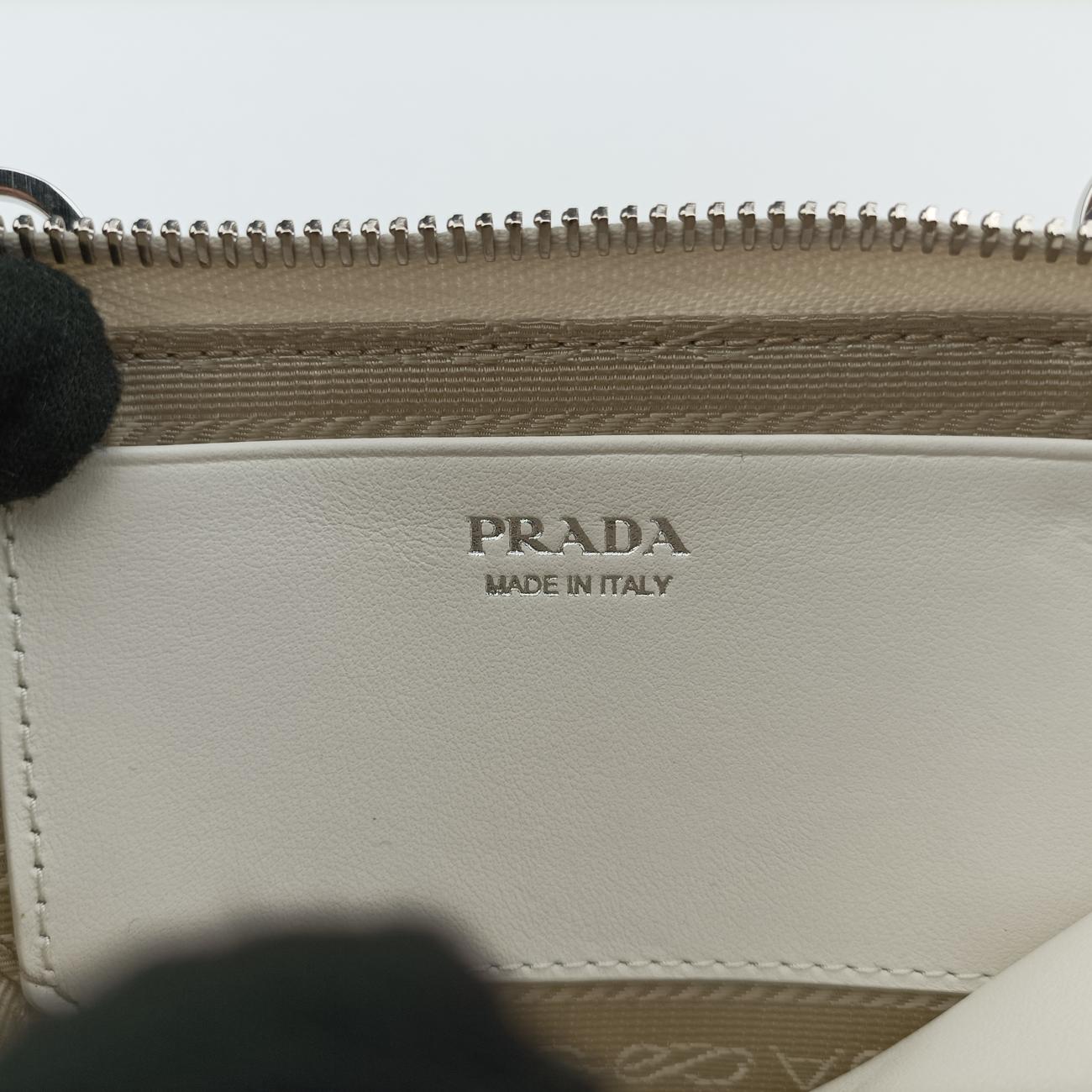 Secondhand Prada Triangle Logo Plate White SAFFIANO Leather 1NR015 shoulderbag | stylenewstar