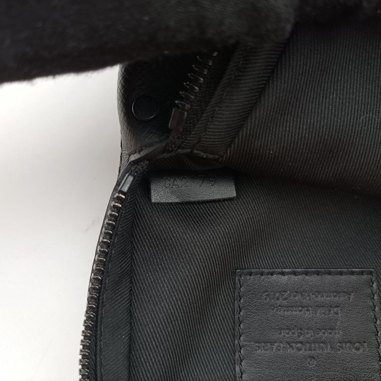 Vintage Louis Vuitton Danube Messenger black×multicolor Taiga M30332 shoulderbag | stylenewstar