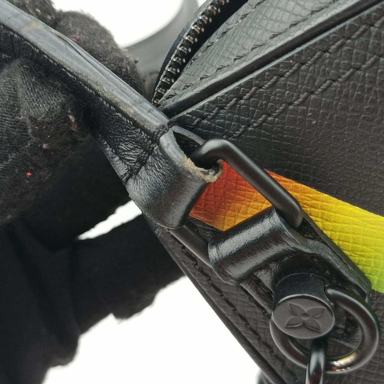 Vintage Louis Vuitton Danube Messenger black×multicolor Taiga M30332 shoulderbag | stylenewstar