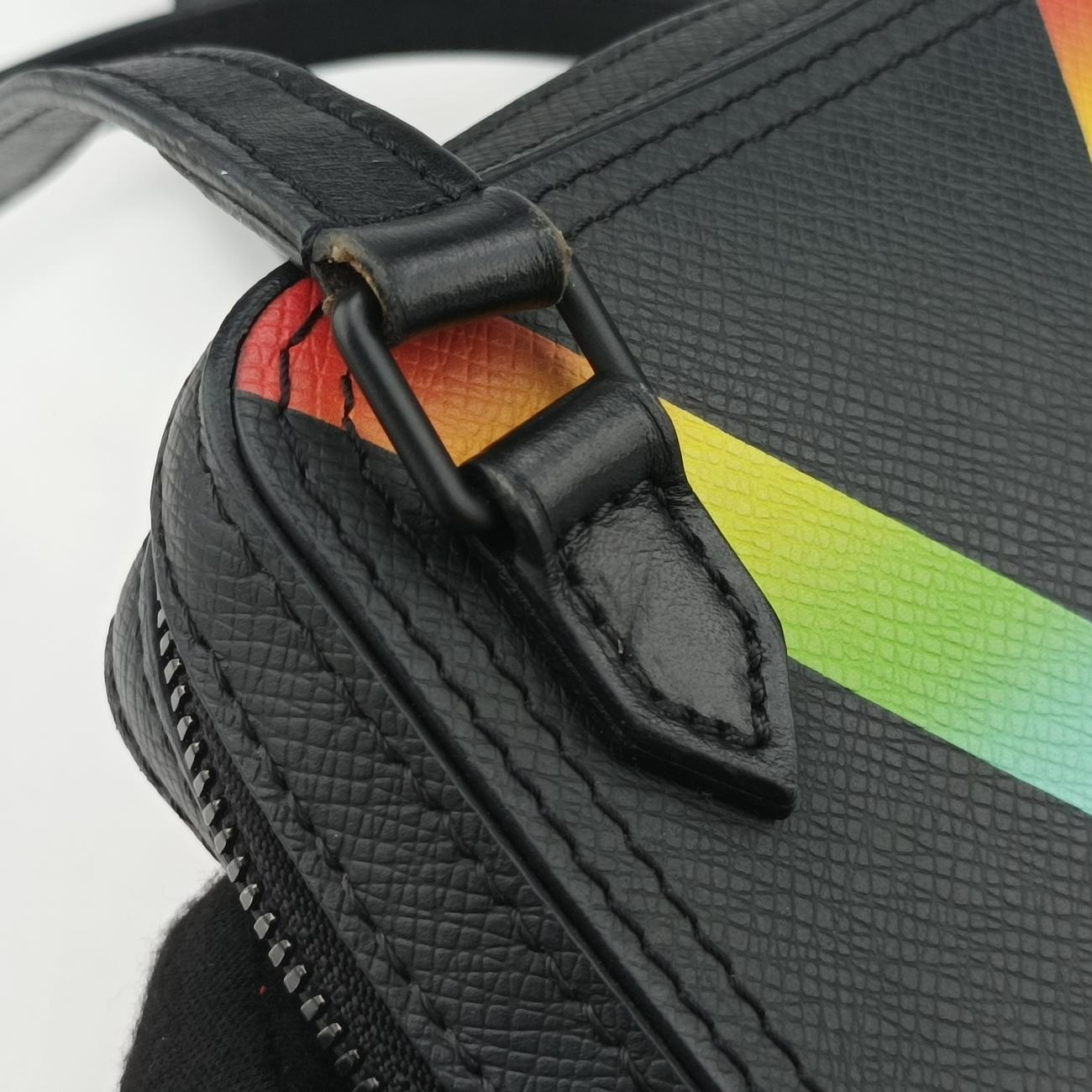 Vintage Louis Vuitton Danube Messenger black×multicolor Taiga M30332 shoulderbag | stylenewstar