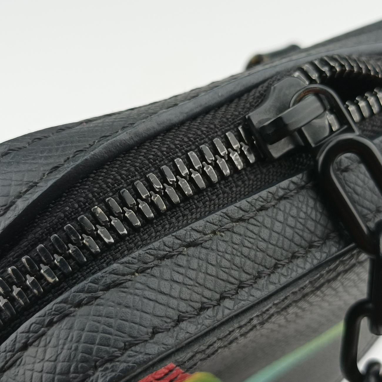 Vintage Louis Vuitton Danube Messenger black×multicolor Taiga M30332 shoulderbag | stylenewstar