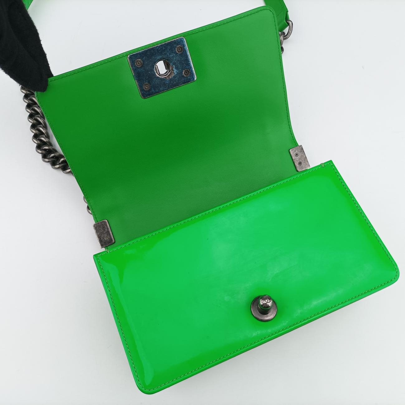 Pre-owned Chanel BOY CHANEL Green Patent Leather A67085 shoulderbag | stylenewstar