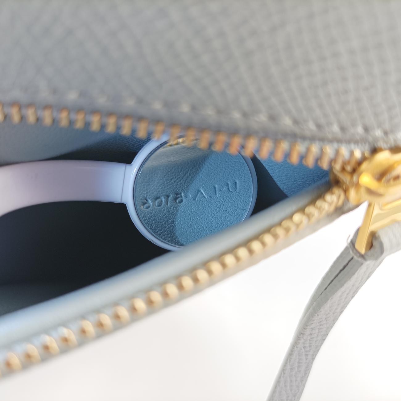 Secondhand Celine TROTTEUR Compact Grey Leather  shoulderbag | stylenewstar