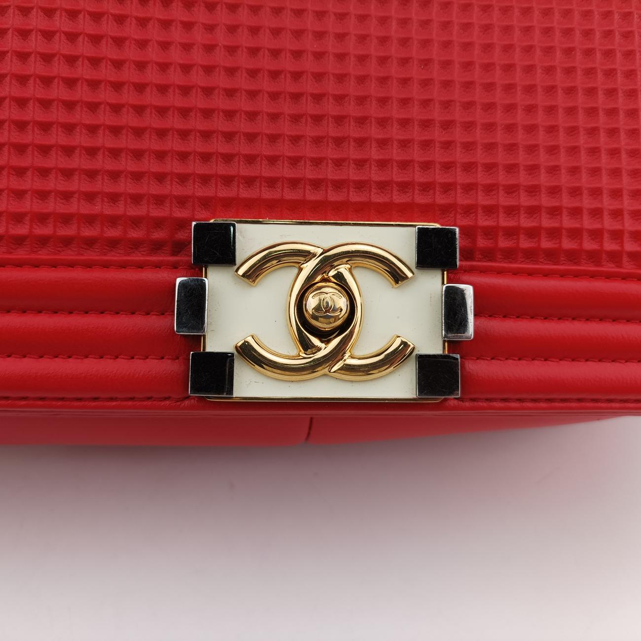 Secondhand Chanel BOY CHANEL Red lambskin A92096 shoulderbag | stylenewstar