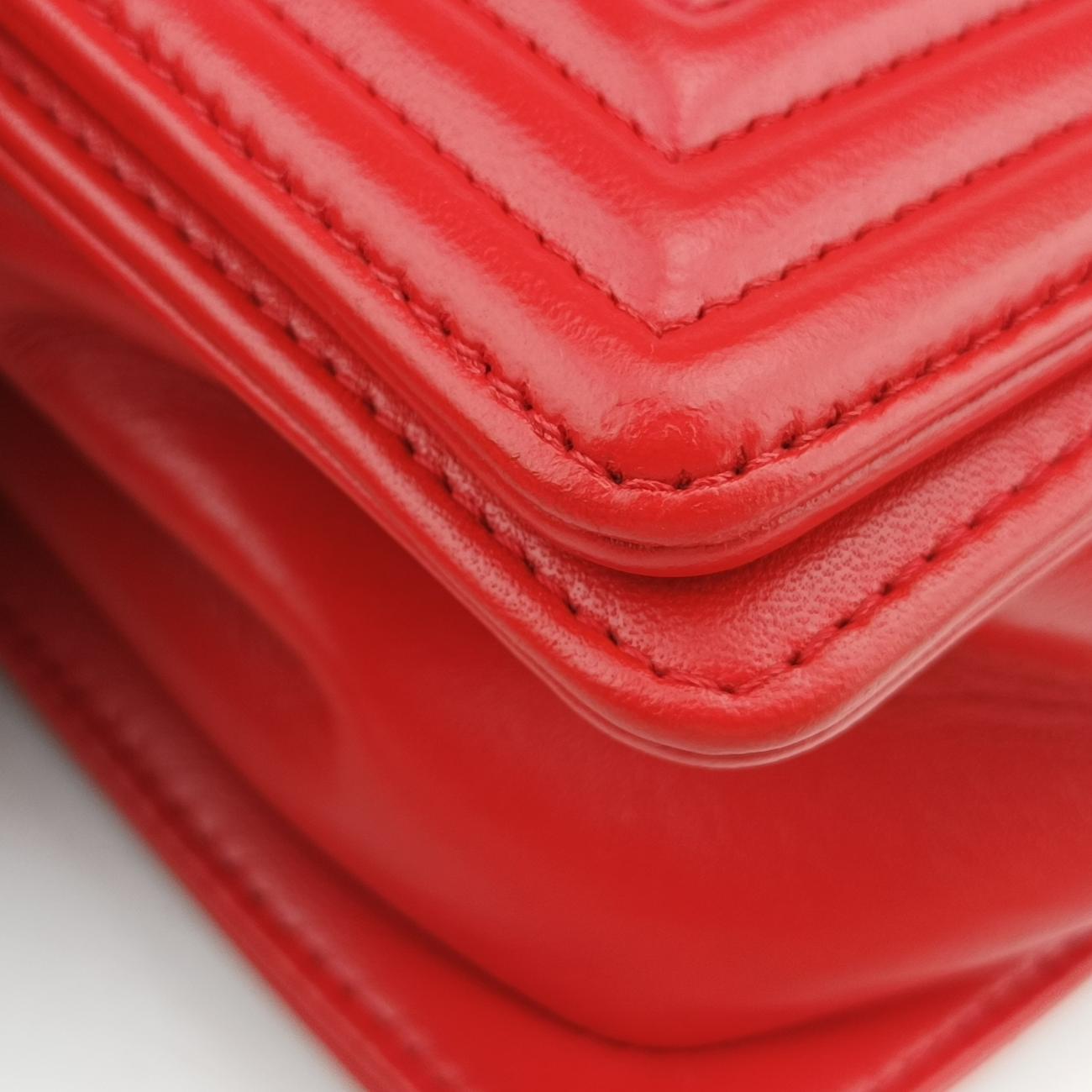 Secondhand Chanel BOY CHANEL Red lambskin A92096 shoulderbag | stylenewstar