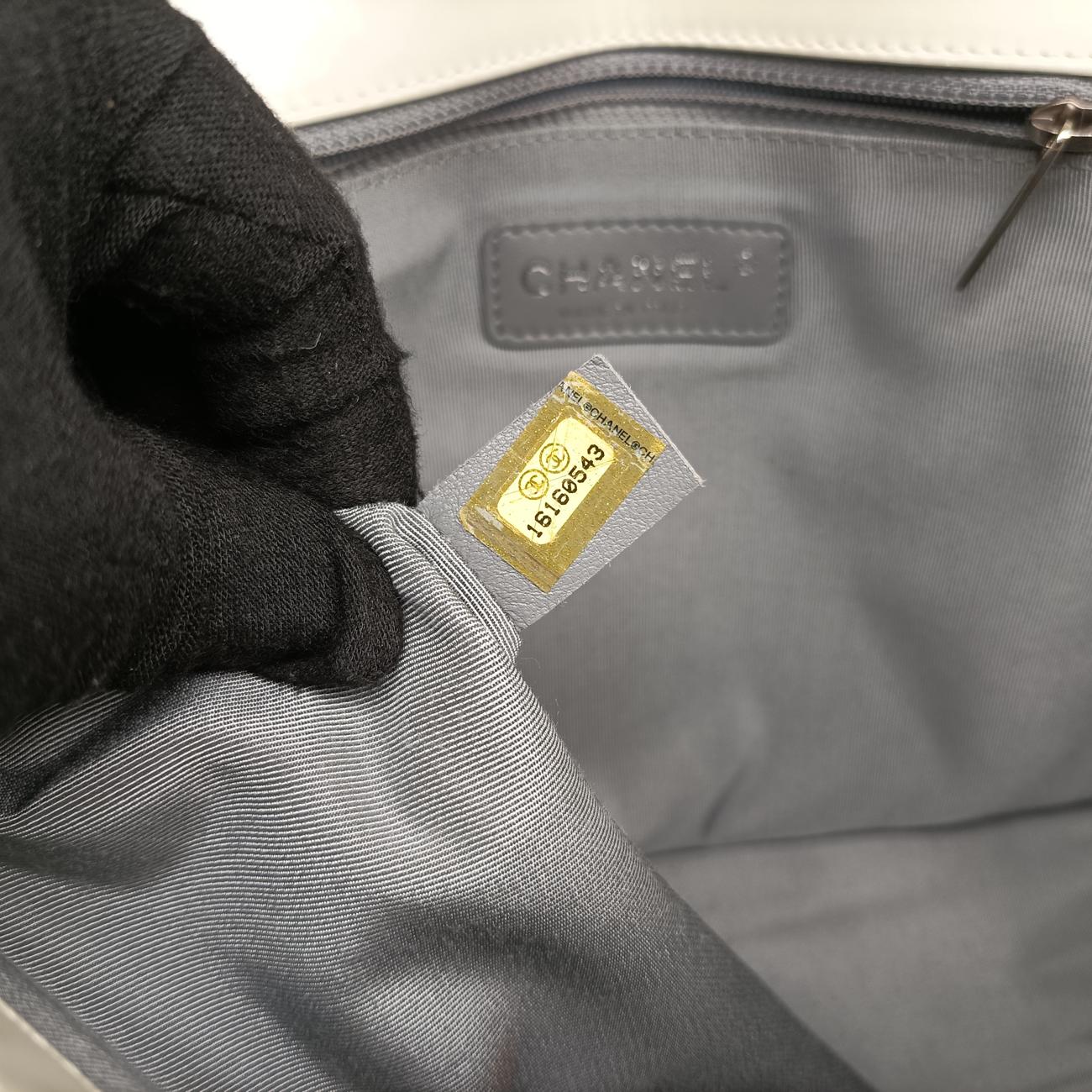 Pre-owned Chanel BOY CHANEL White Enamel A67021 shoulderbag | stylenewstar