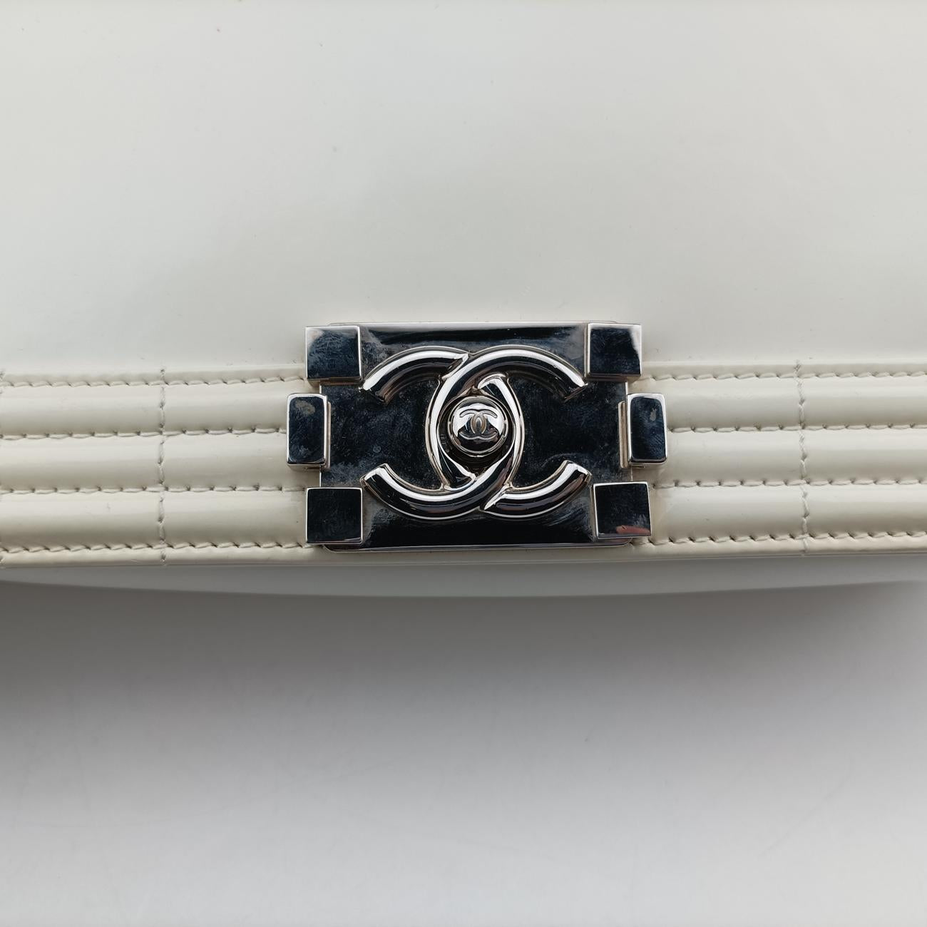 Pre-owned Chanel BOY CHANEL White Enamel A67021 shoulderbag | stylenewstar