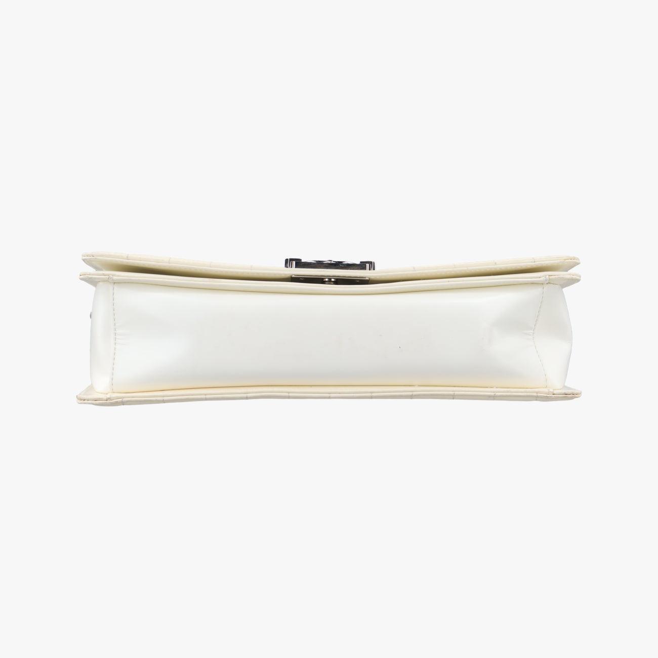 Pre-owned Chanel BOY CHANEL White Enamel A67021 shoulderbag | stylenewstar