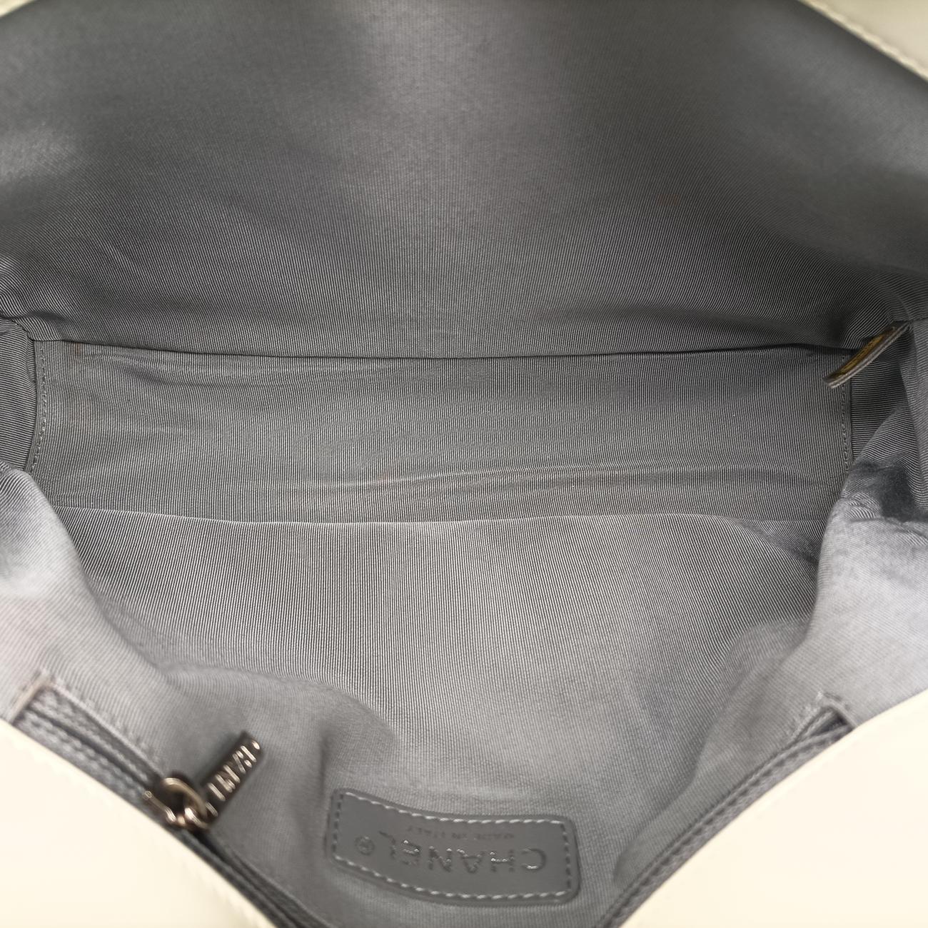 Pre-owned Chanel BOY CHANEL White Enamel A67021 shoulderbag | stylenewstar