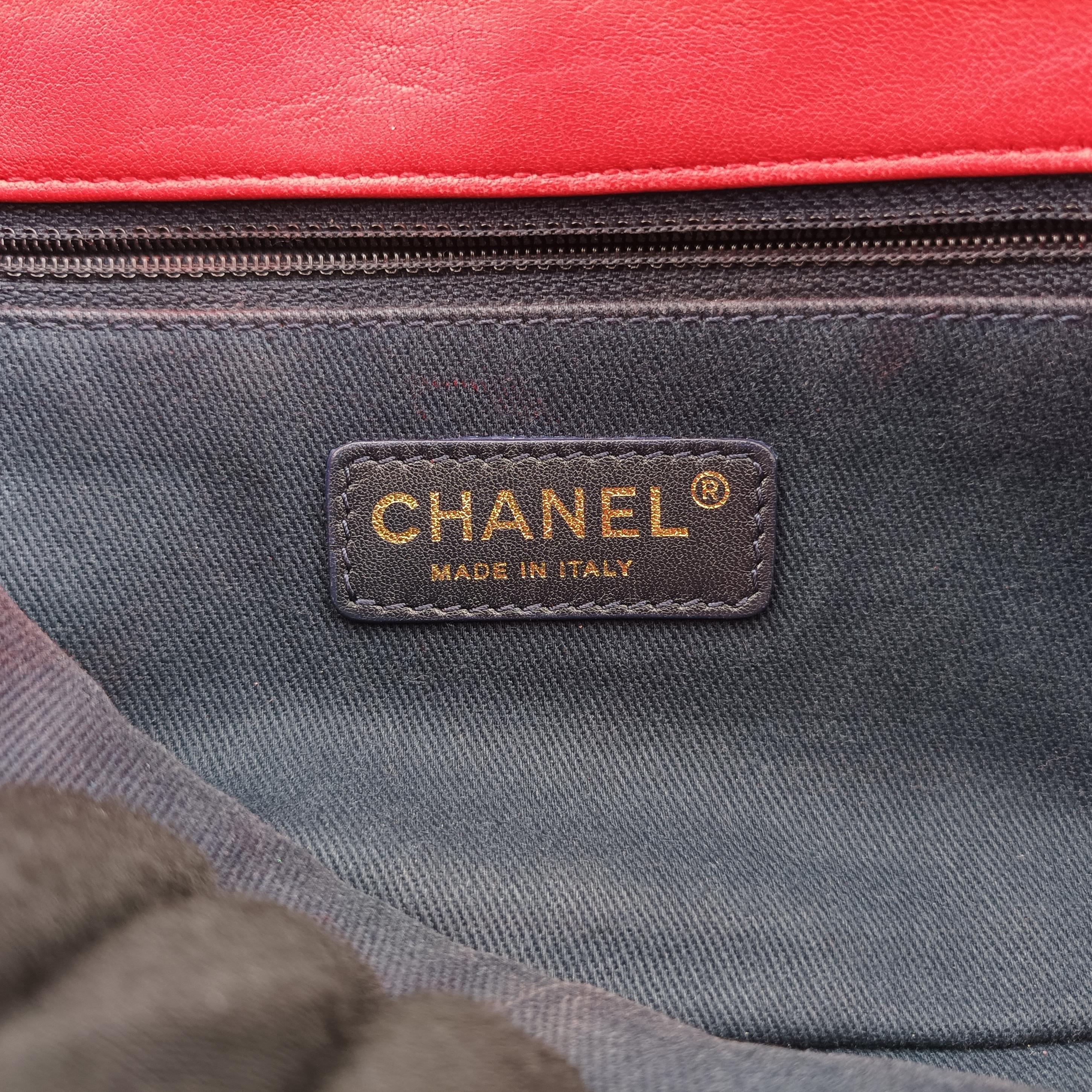 Pre-owned Chanel V stitch Red lambskin A92088 shoulderbag | stylenewstar