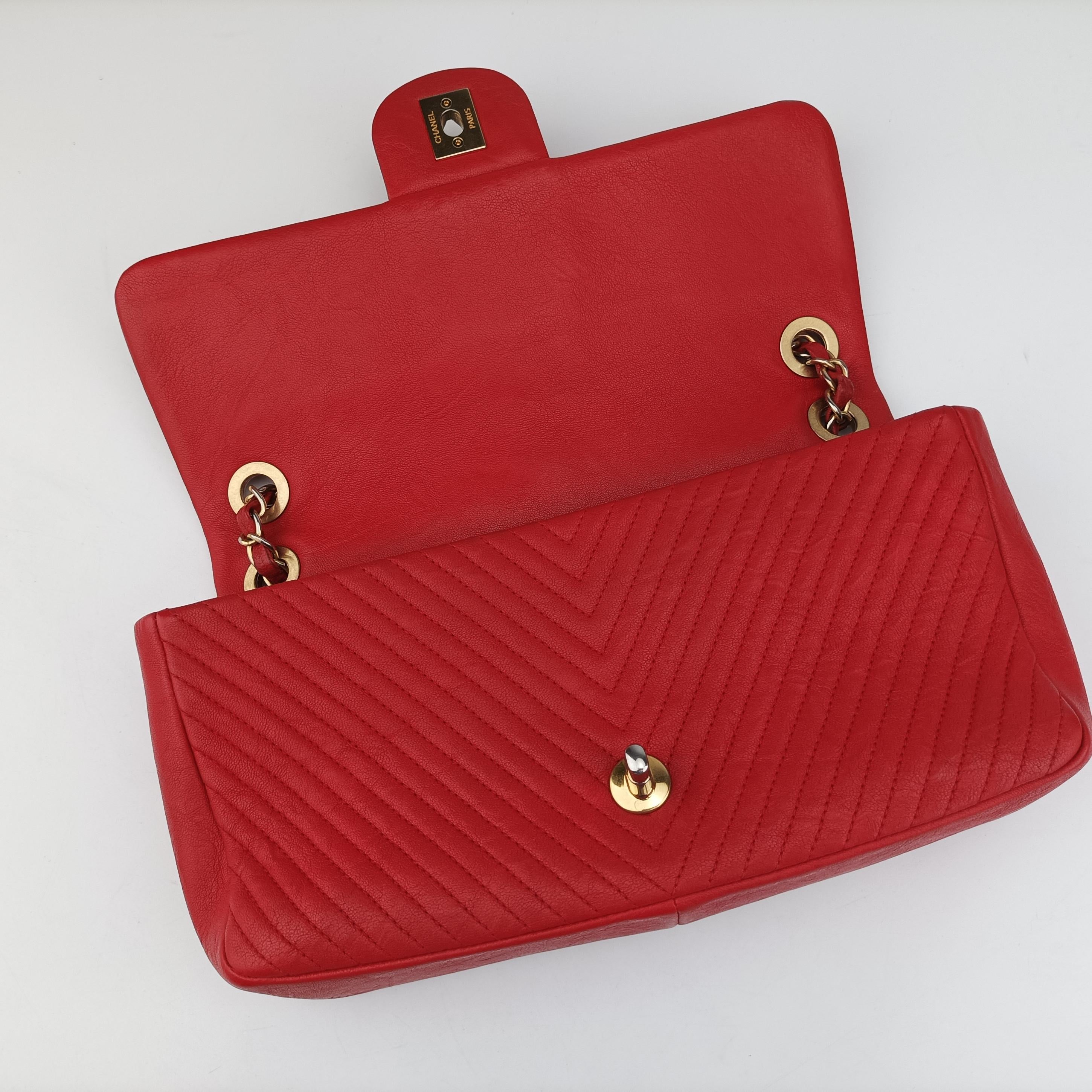 Pre-owned Chanel V stitch Red lambskin A92088 shoulderbag | stylenewstar