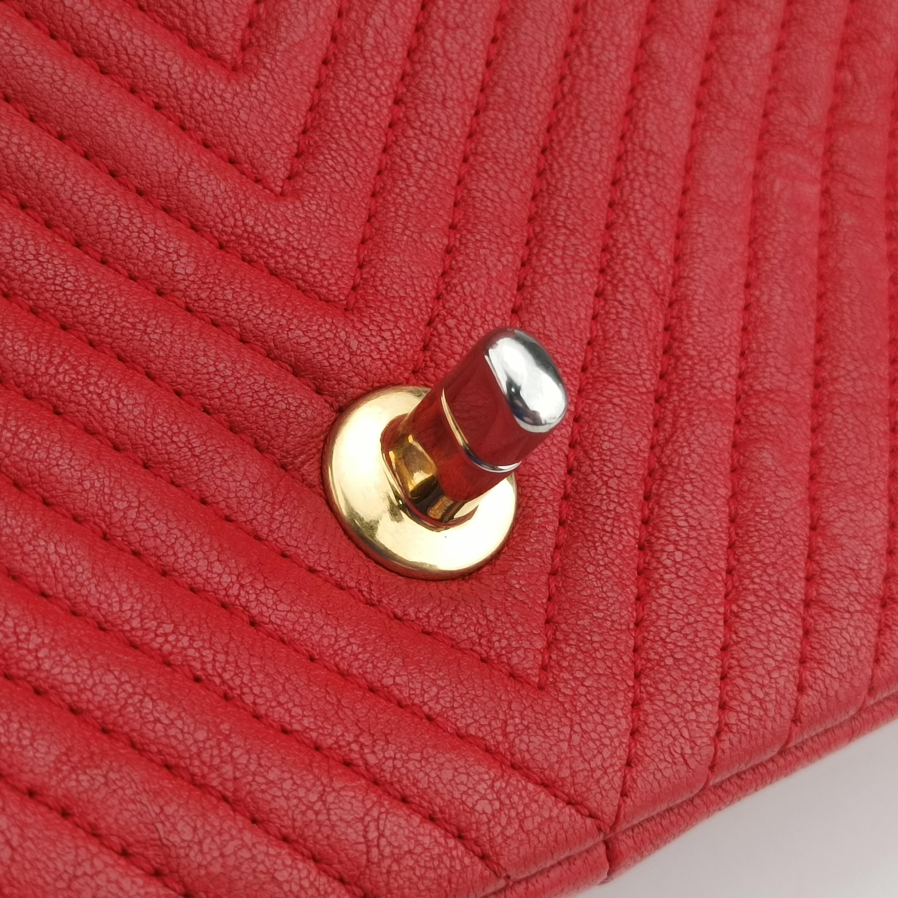 Pre-owned Chanel V stitch Red lambskin A92088 shoulderbag | stylenewstar