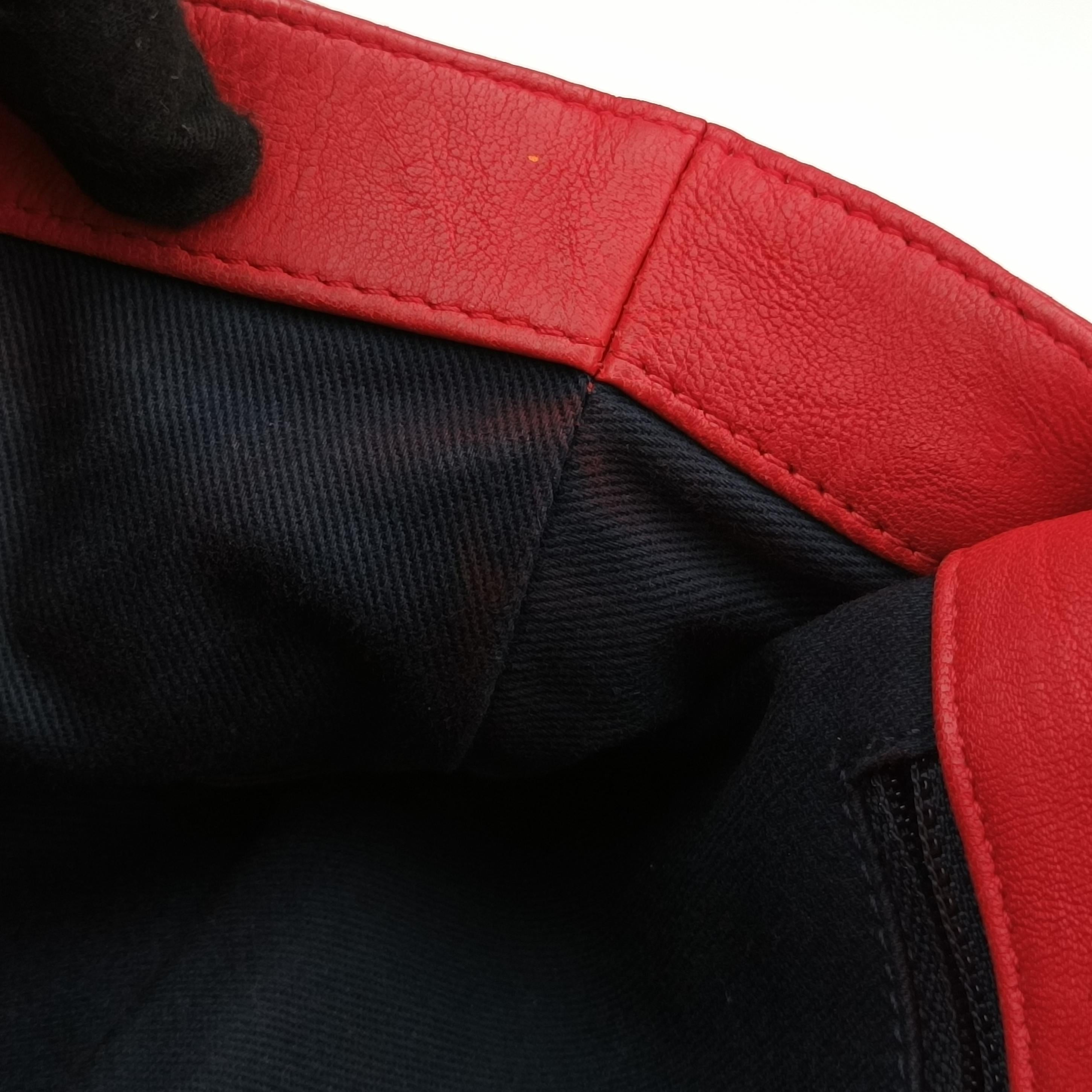 Pre-owned Chanel V stitch Red lambskin A92088 shoulderbag | stylenewstar