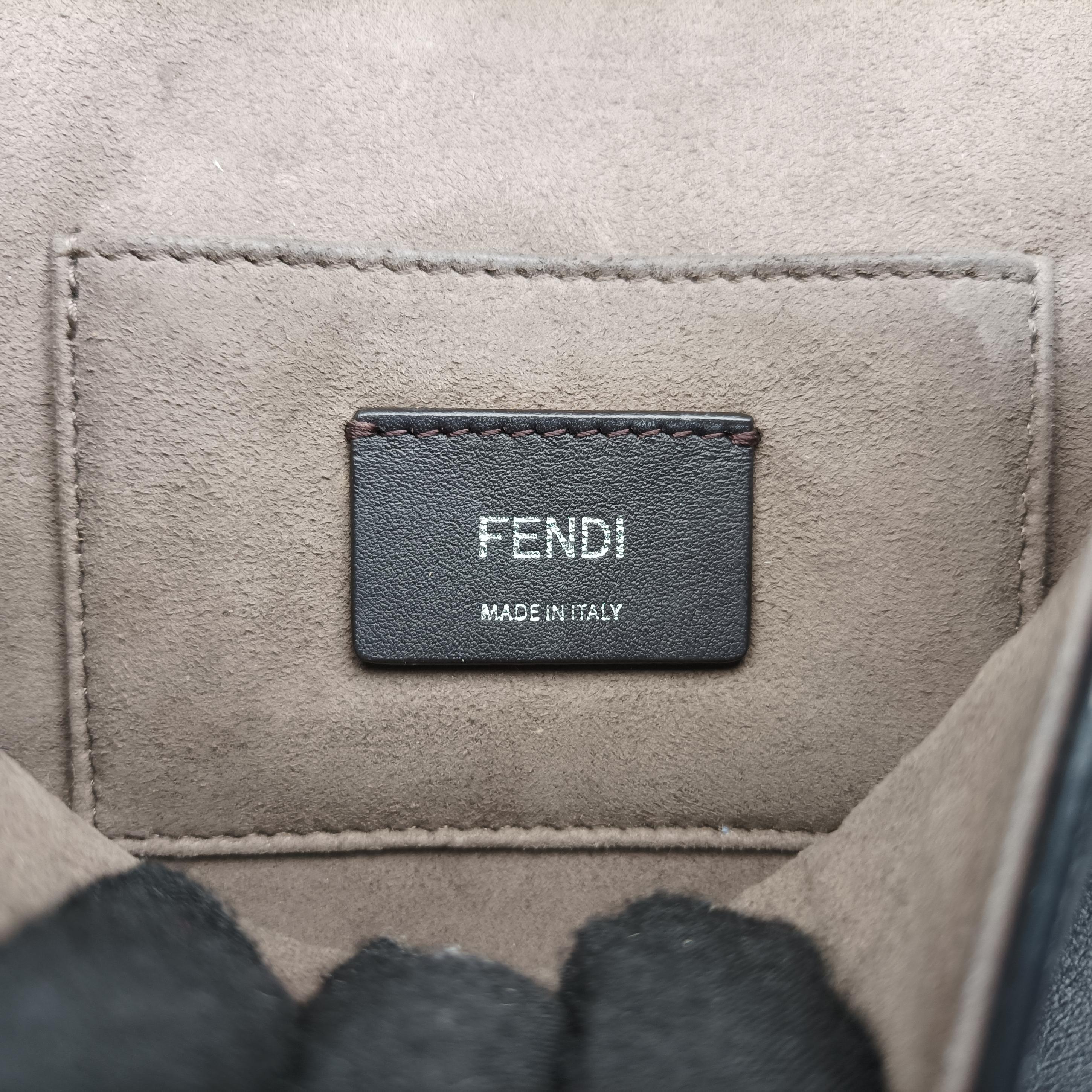 Pre-owned Fendi KAN I F Black Leather 8BT286 shoulderbag | stylenewstar