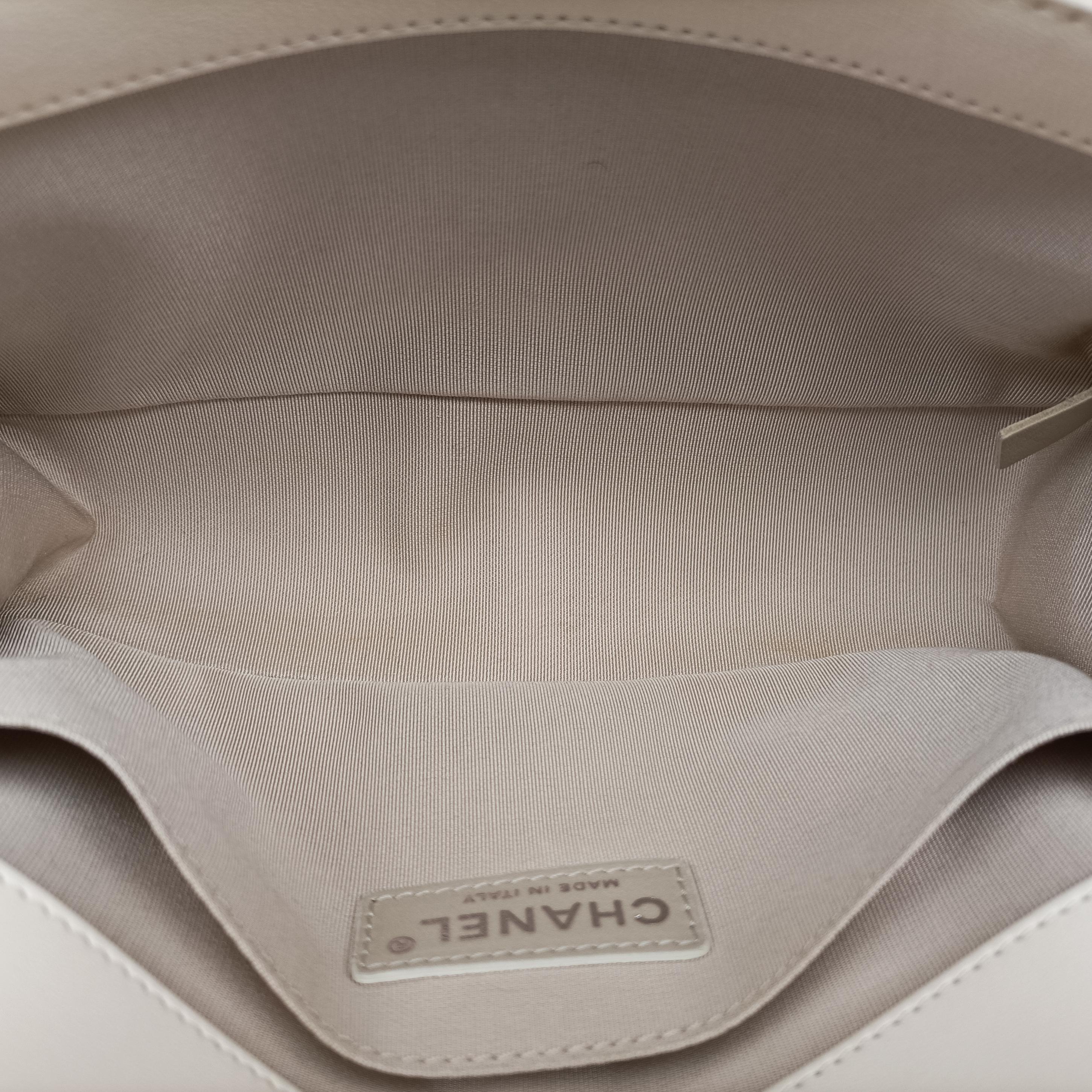 Pre-owned Chanel BOY CHANEL White Leather A67086 shoulderbag | stylenewstar