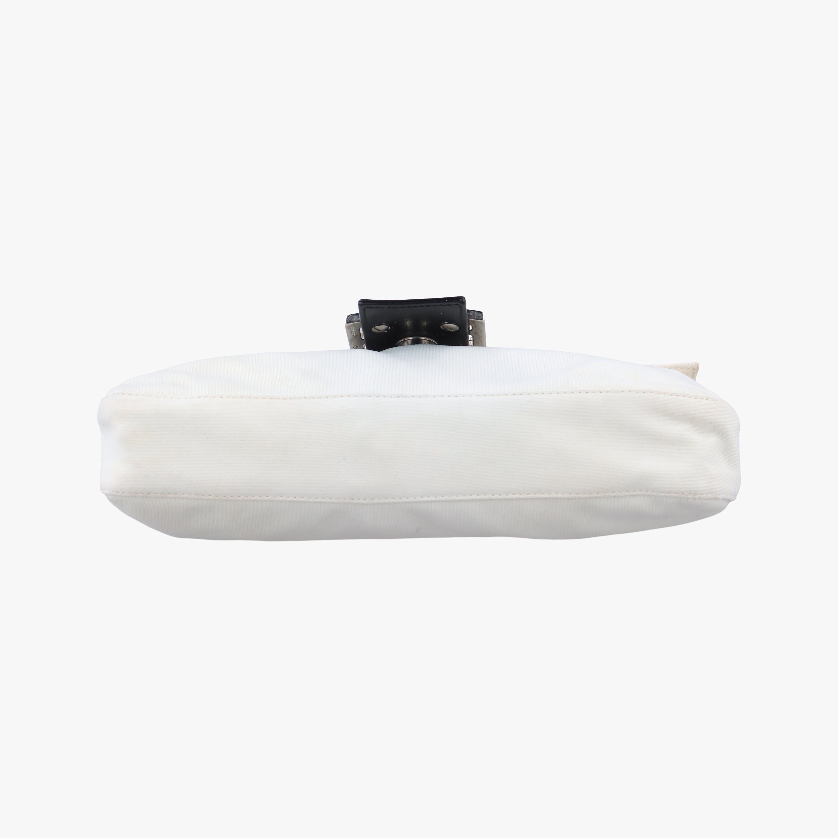 Pre-owned Fendi Baguette White silk 26424 shoulderbag | stylenewstar