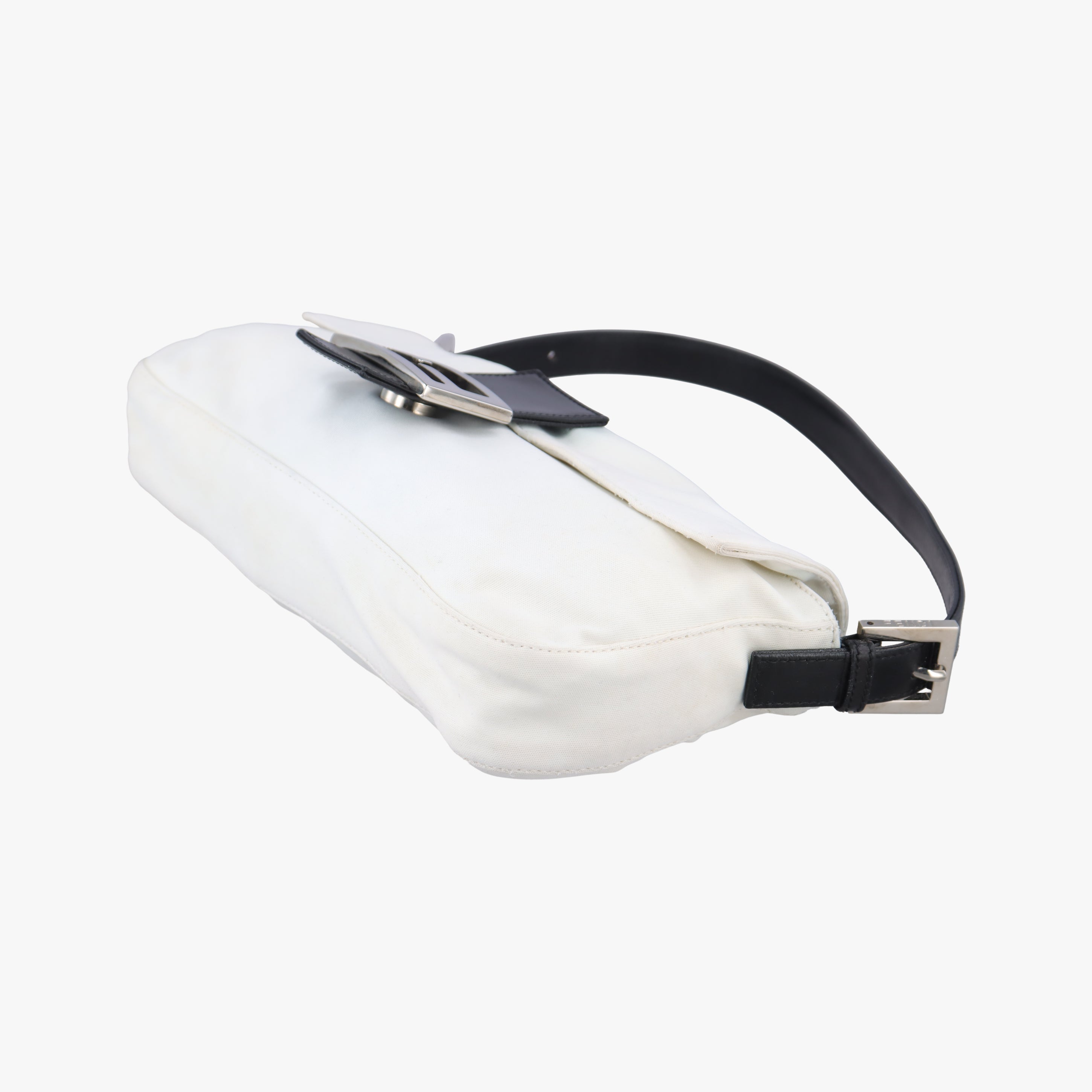 Pre-owned Fendi Baguette White silk 26424 shoulderbag | stylenewstar