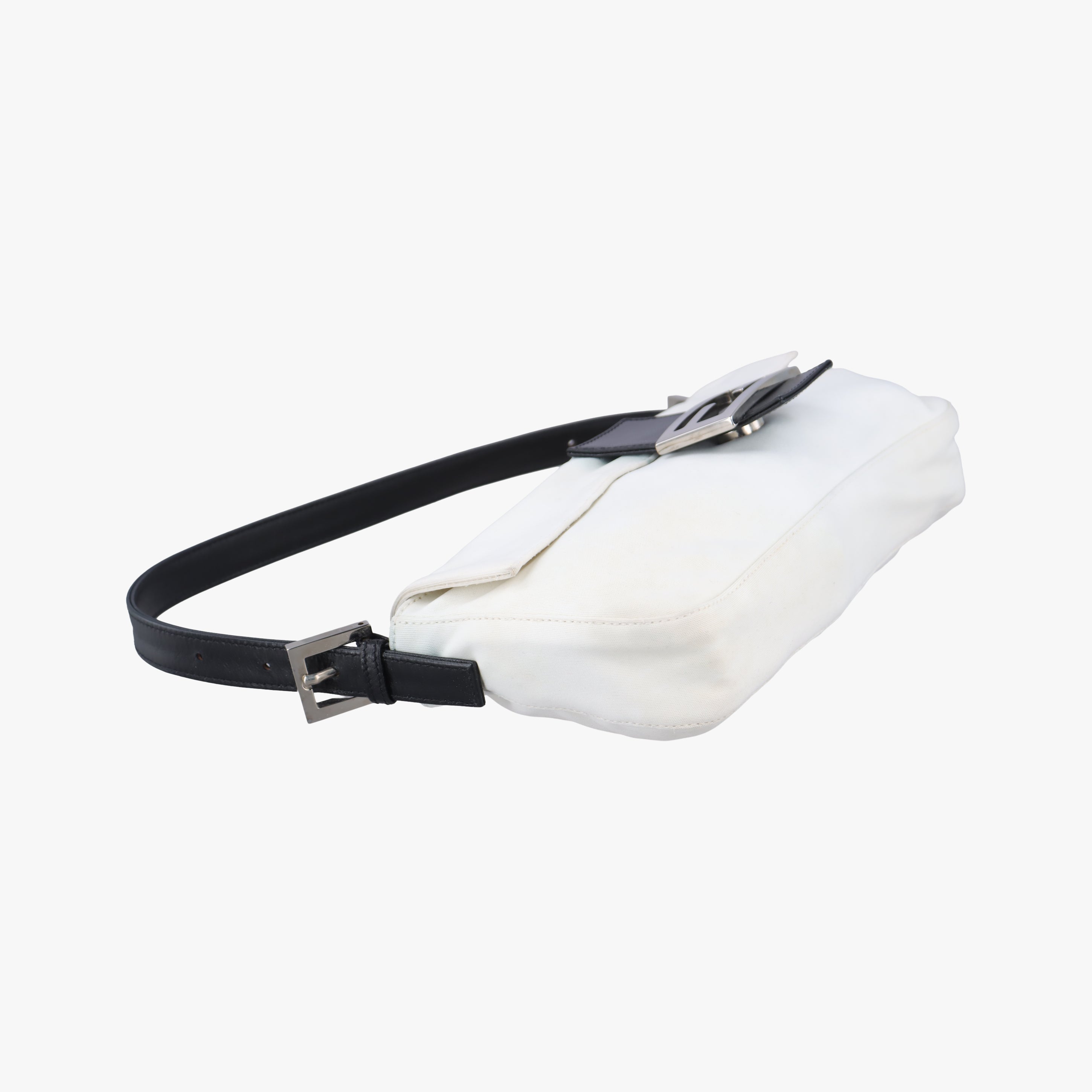 Pre-owned Fendi Baguette White silk 26424 shoulderbag | stylenewstar