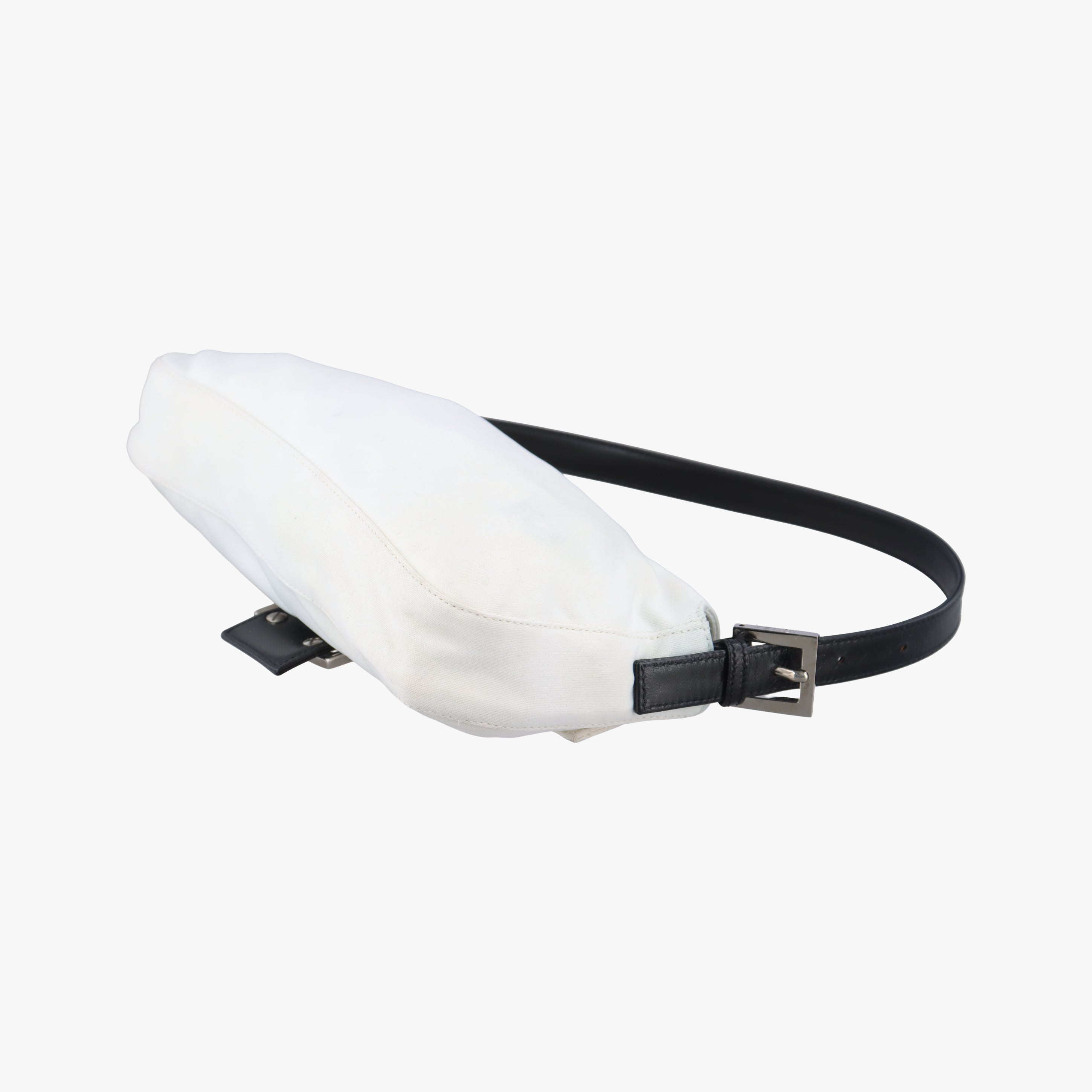 Pre-owned Fendi Baguette White silk 26424 shoulderbag | stylenewstar