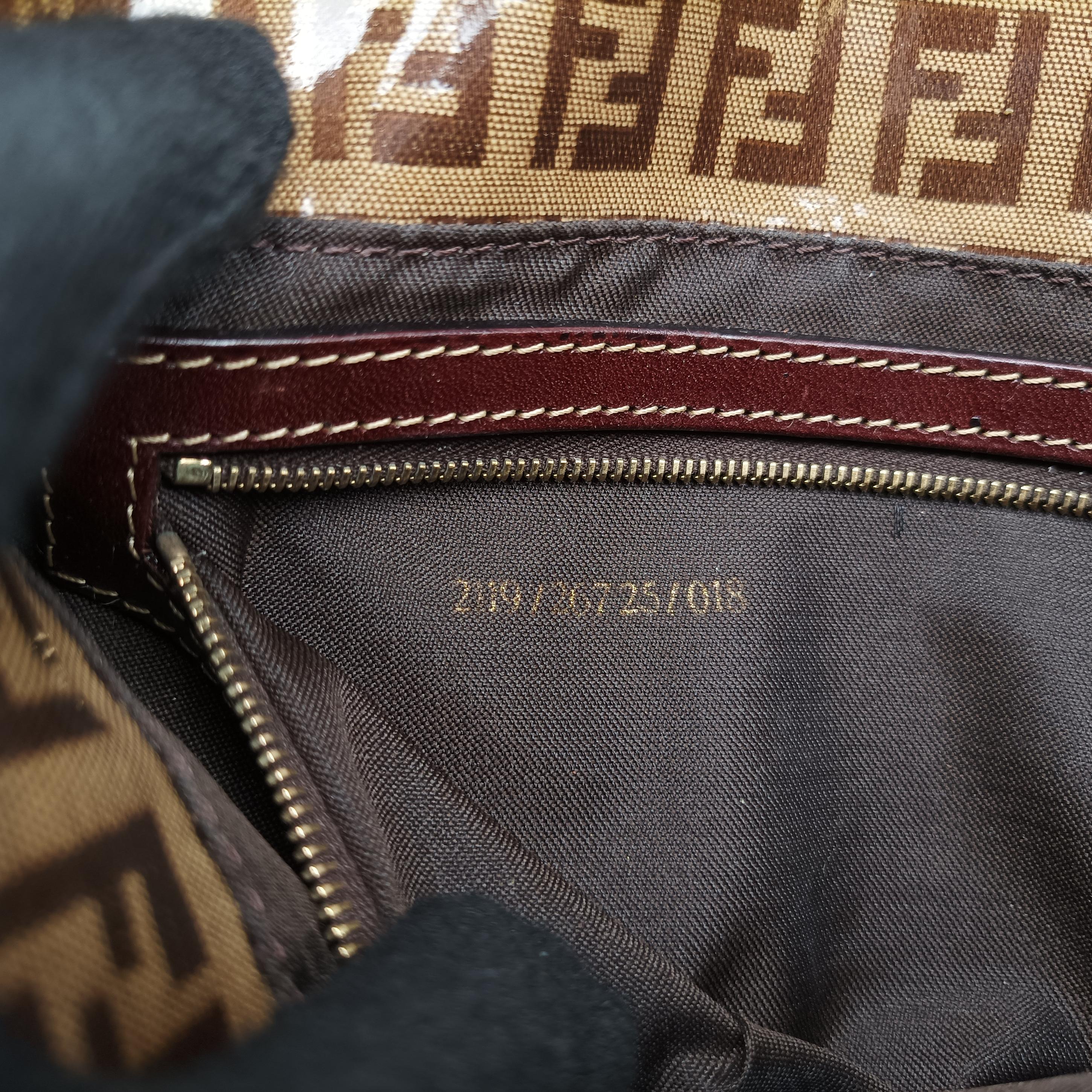 Pre-owned Fendi Mamma Baguette Brown Patent 26725 shoulderbag | stylenewstar