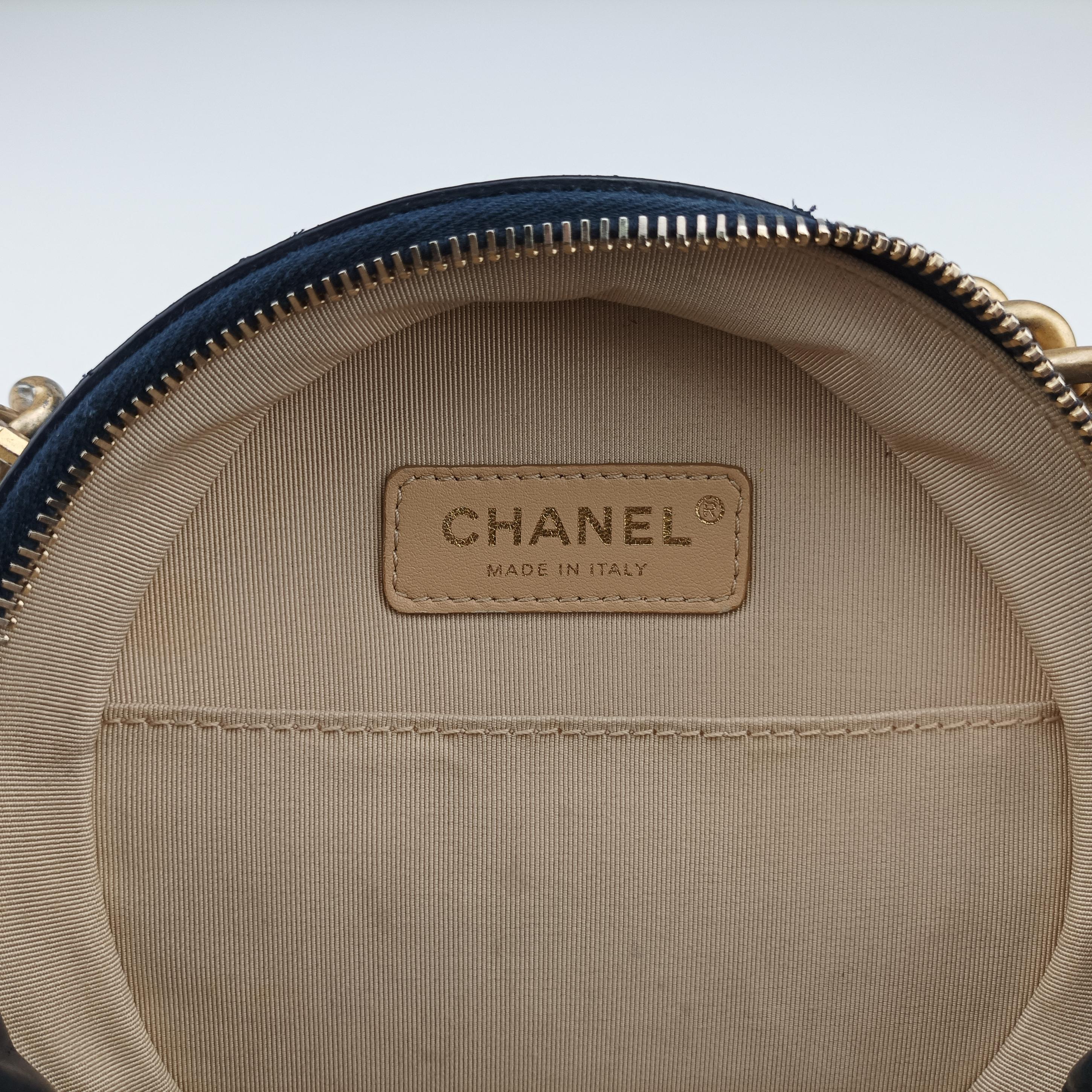 Pre-owned Chanel Round As Earth navy leather A91946 shoulderbag | stylenewstar