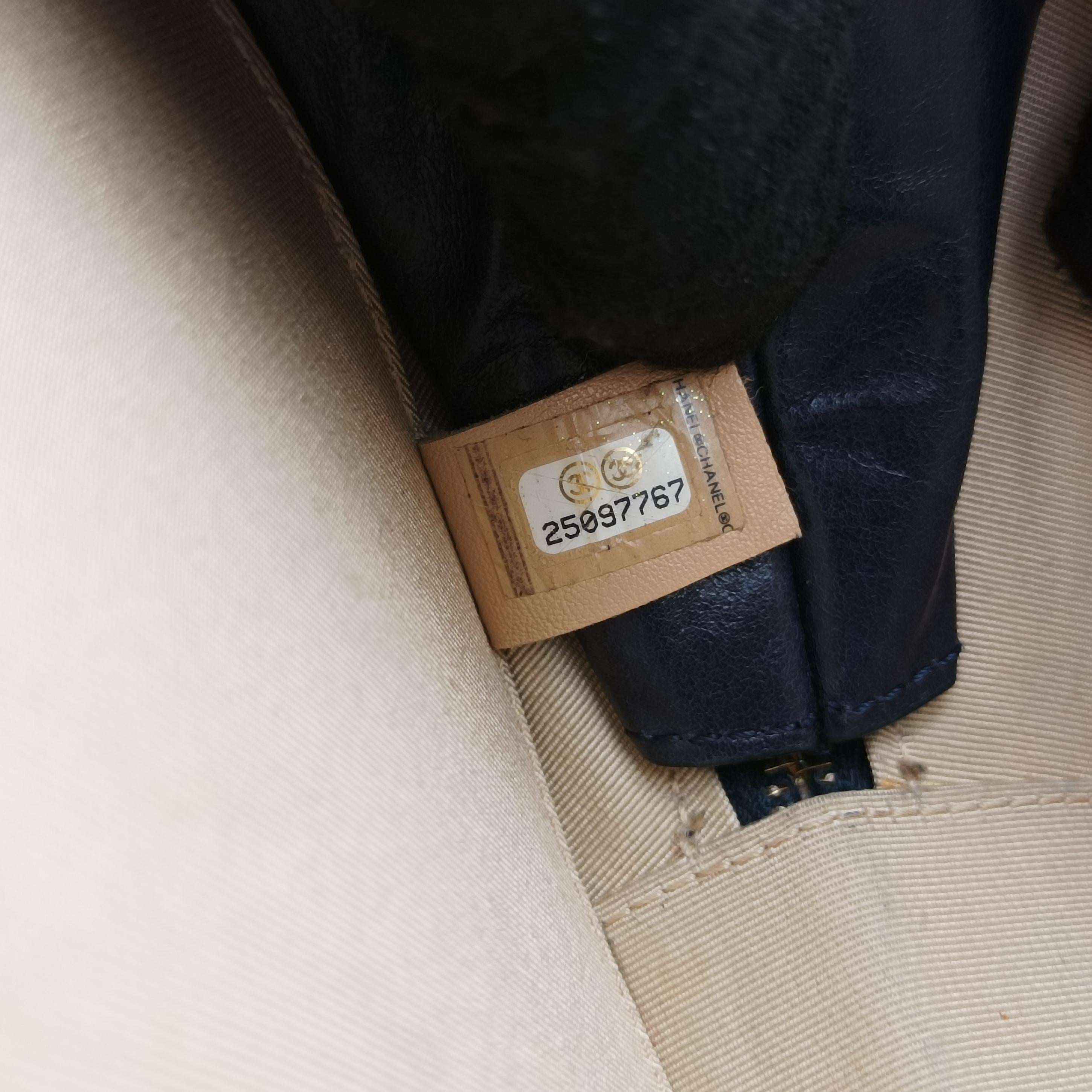 Pre-owned Chanel Round As Earth navy leather A91946 shoulderbag | stylenewstar