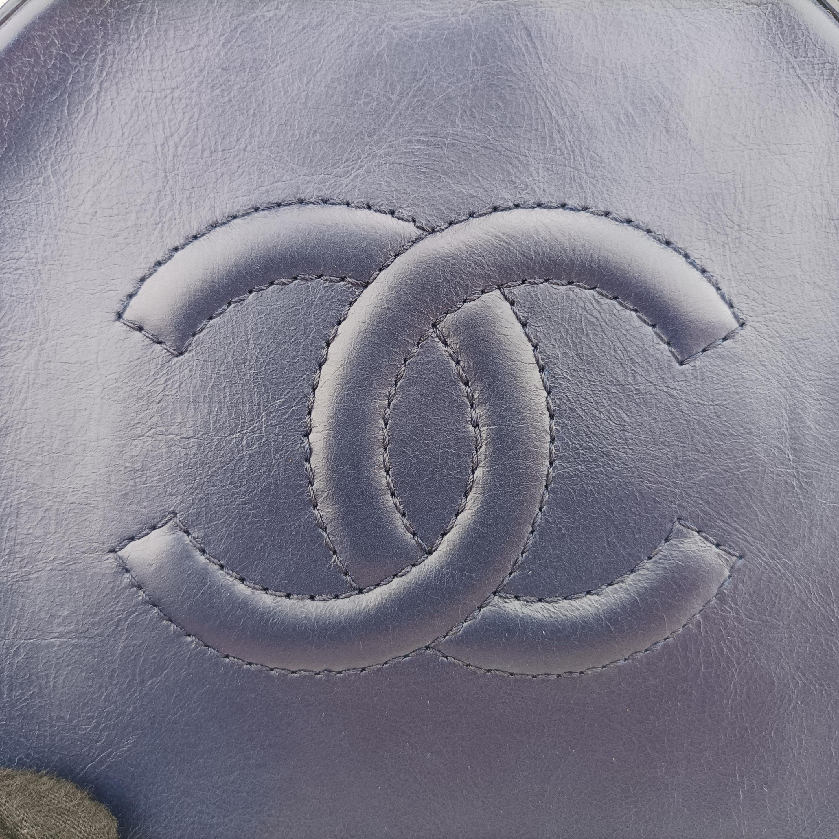 Pre-owned Chanel Round As Earth navy leather A91946 shoulderbag | stylenewstar